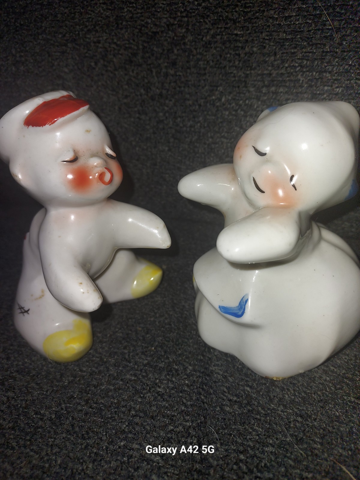 Salt and Pepper Ceramic Baby Figurines Glossy Vantellingen