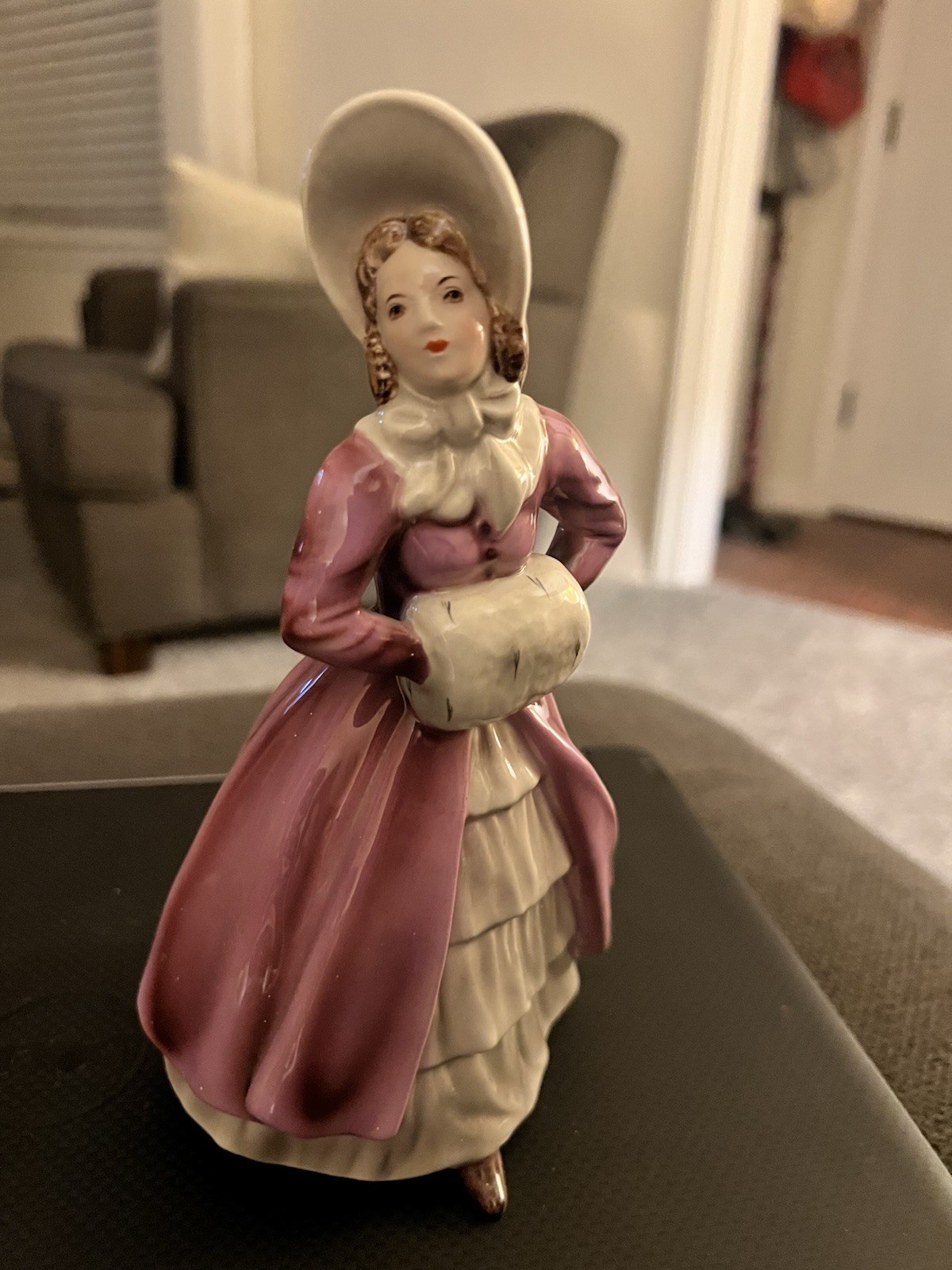 KERAMOS WIEN AUSTRIA “VIVIAN” LADY W/MUFF PINK DRESS FIGURINE #2927