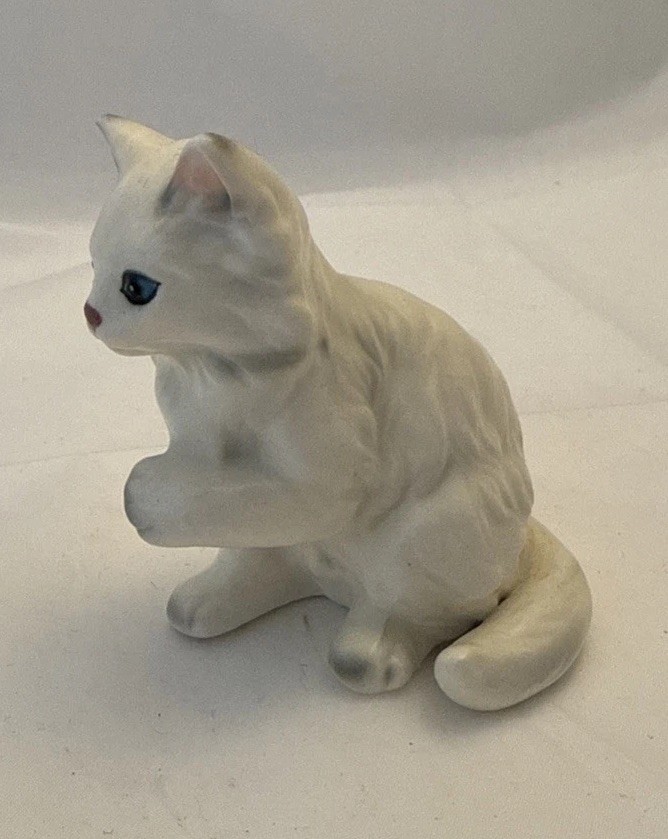 Vintage Lefton White Persian Kitten Figurine H1513 3-1/2 Inch Tall Made In Japan