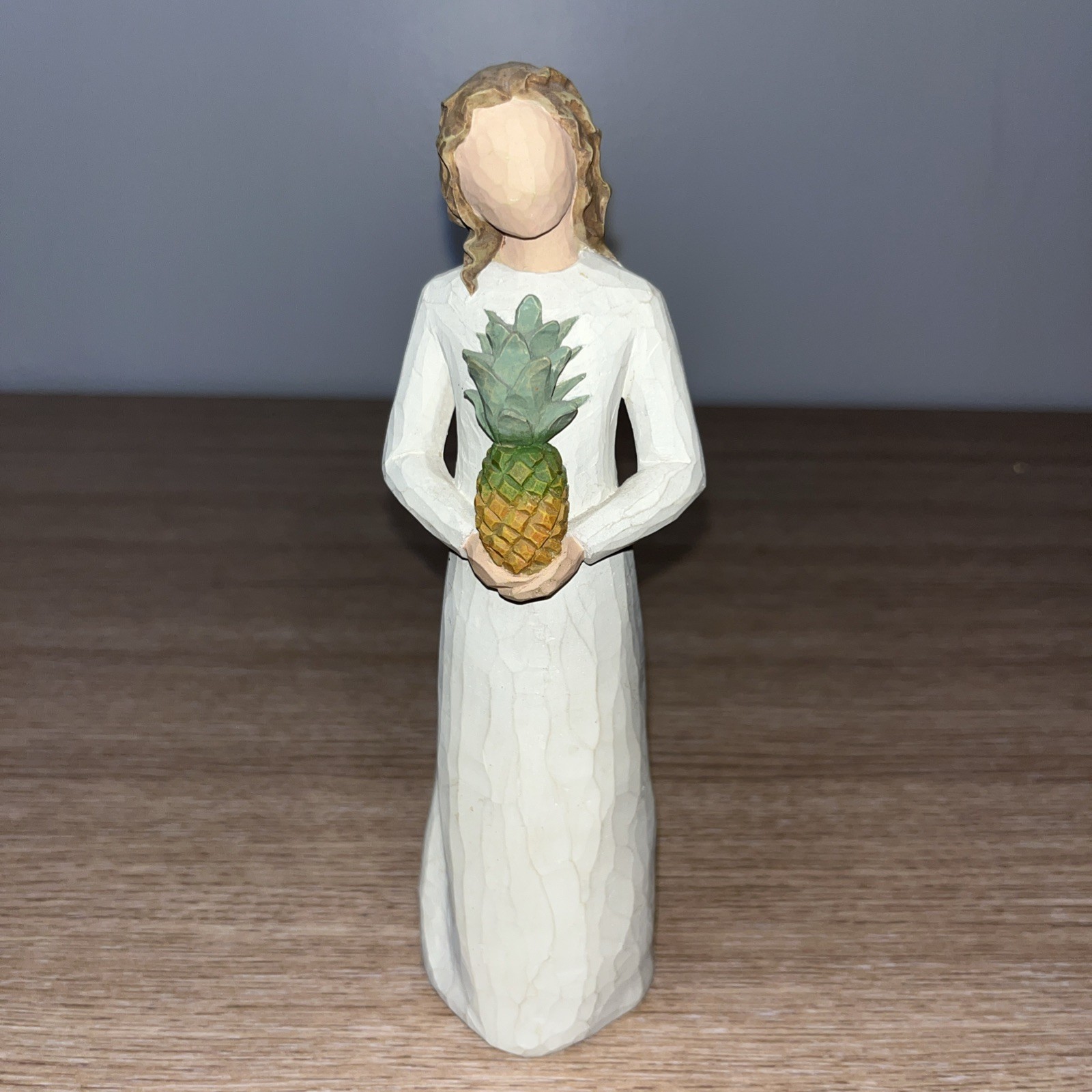 Willow Tree Welcoming Angel Holding Pineapple 2002 Demdaco Susan Lordi NO Wings