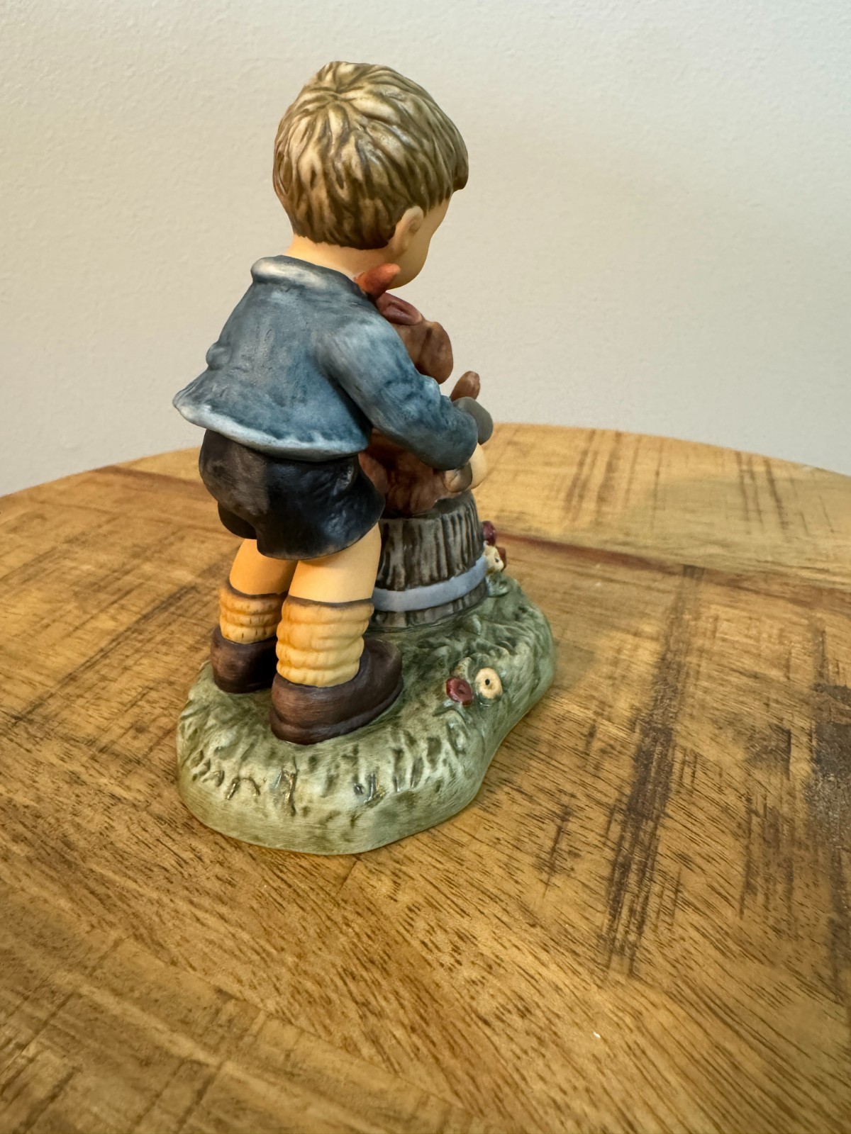 Berta Hummel Goebel “Getting a Shiny Coat ” 2004 Figurine BH 279,