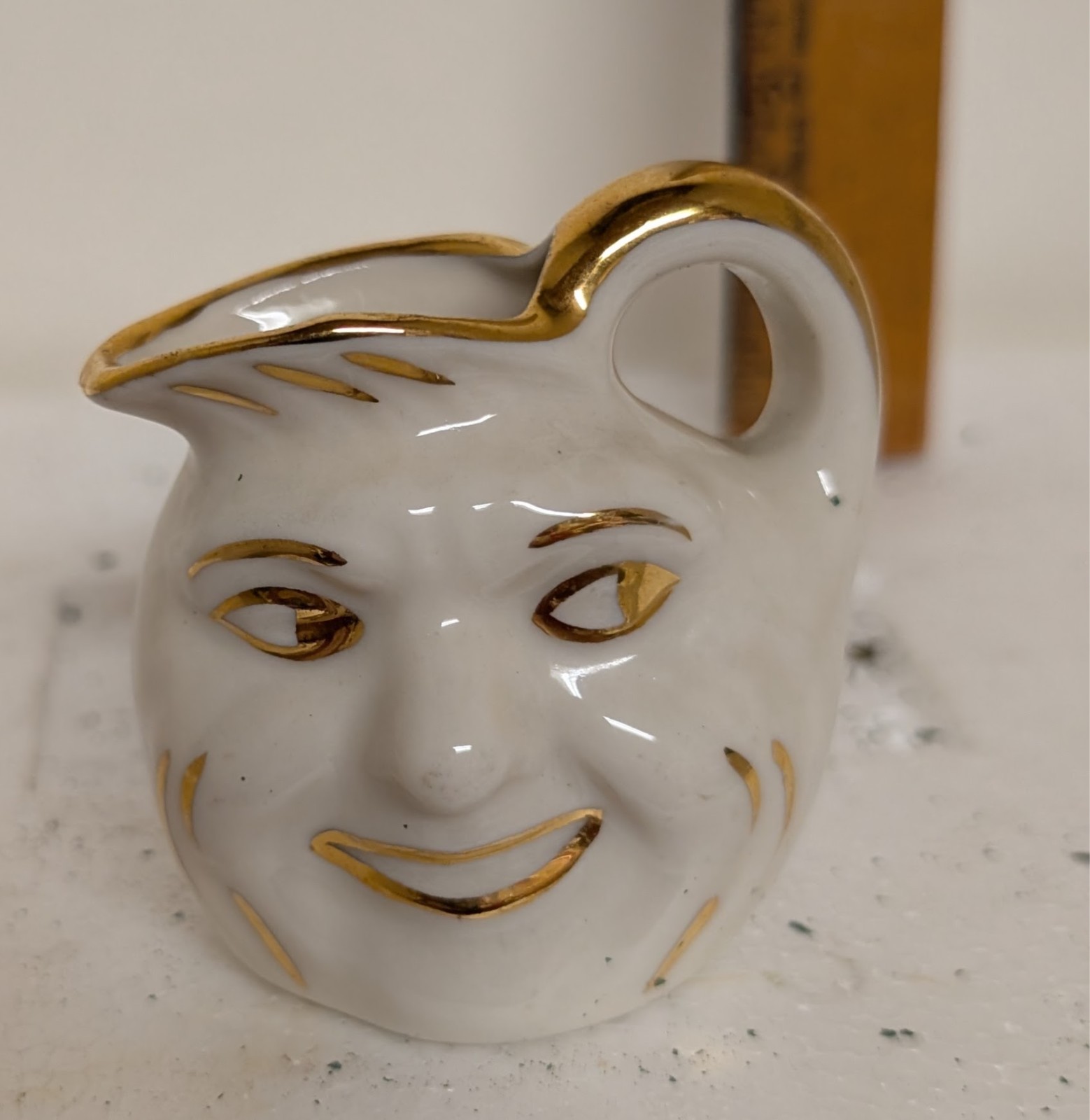 Vintage 2.5in gold trim 1946 porcelain happy smile face mini teapot cup