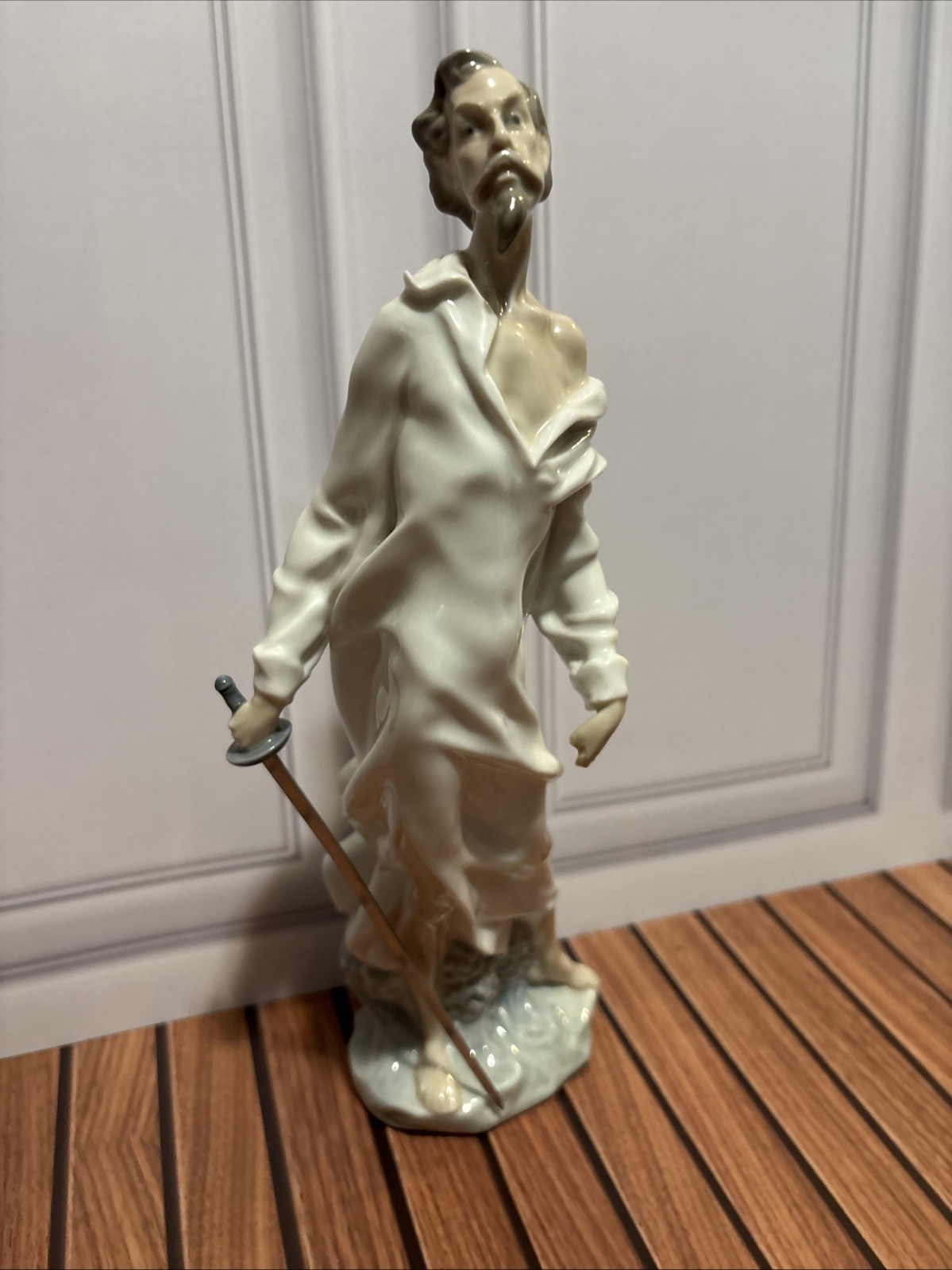 Lladro Nao Don Quixote Figurine #390 – Damaged (Broken Fingers & Missing Hat)