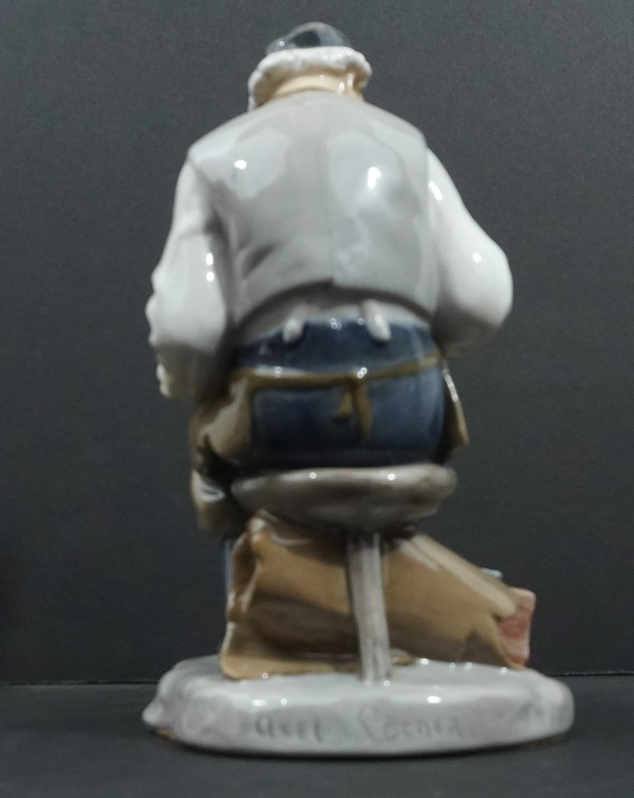 Vintage Bing & Grondahl shoemaker figurine #2228 Denmark – Designer Axel Locher