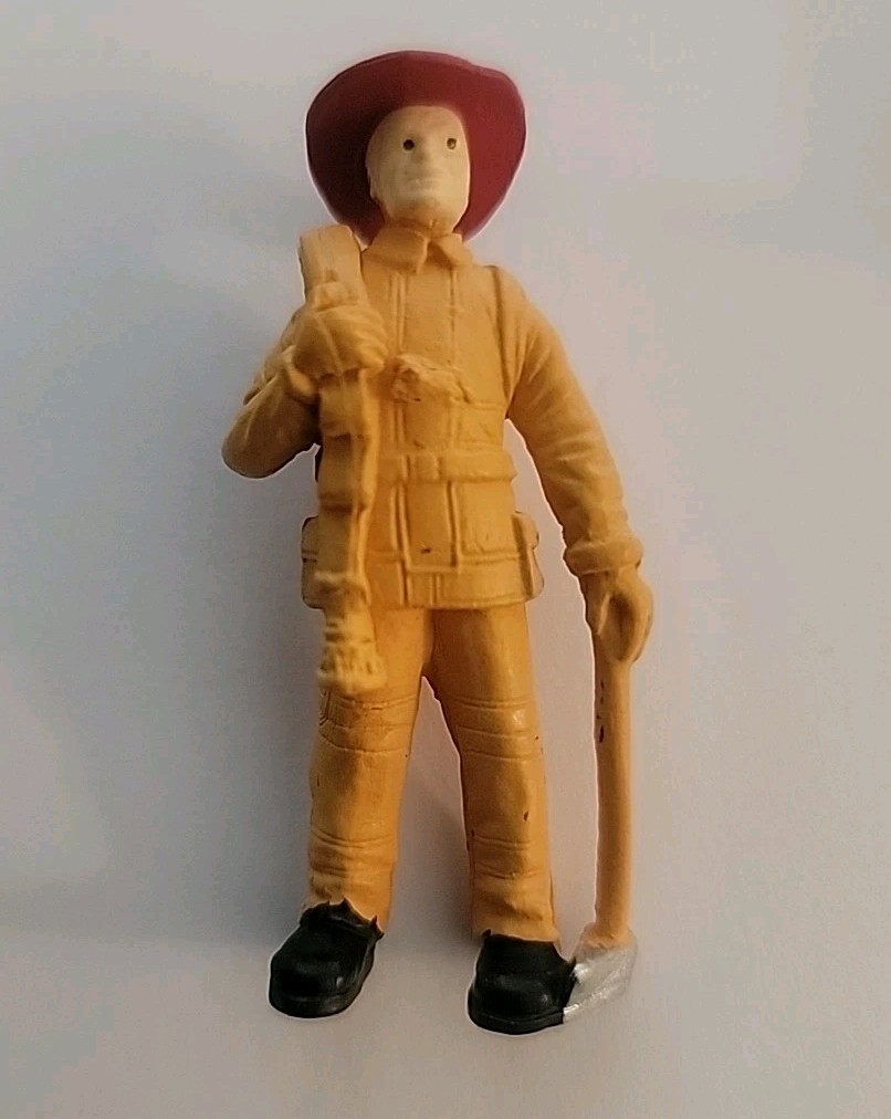 2.25″Fireman Firefighter Figurine Model Diorama Scenery Photography 1:32