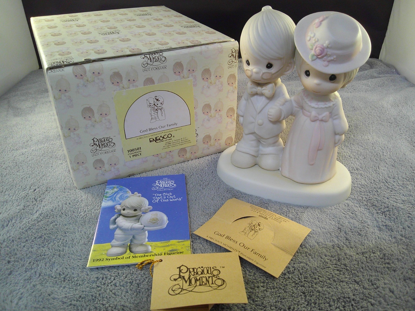 PRECIOUS MOMENTS 1986 “GOD BLESS OUR FAMILY” FIGURINE #100501 – G Clef Sym