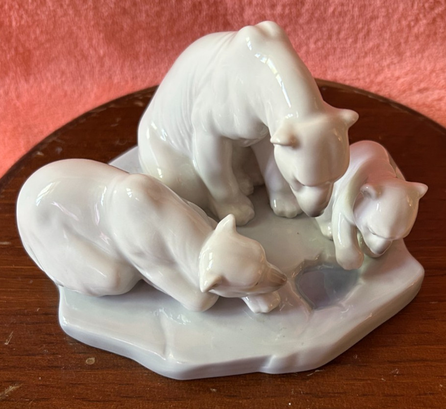 LLADRO SPAIN 1443 PORCELAIN FAMILY OF BEARS ON ICE CAP Free Shipping