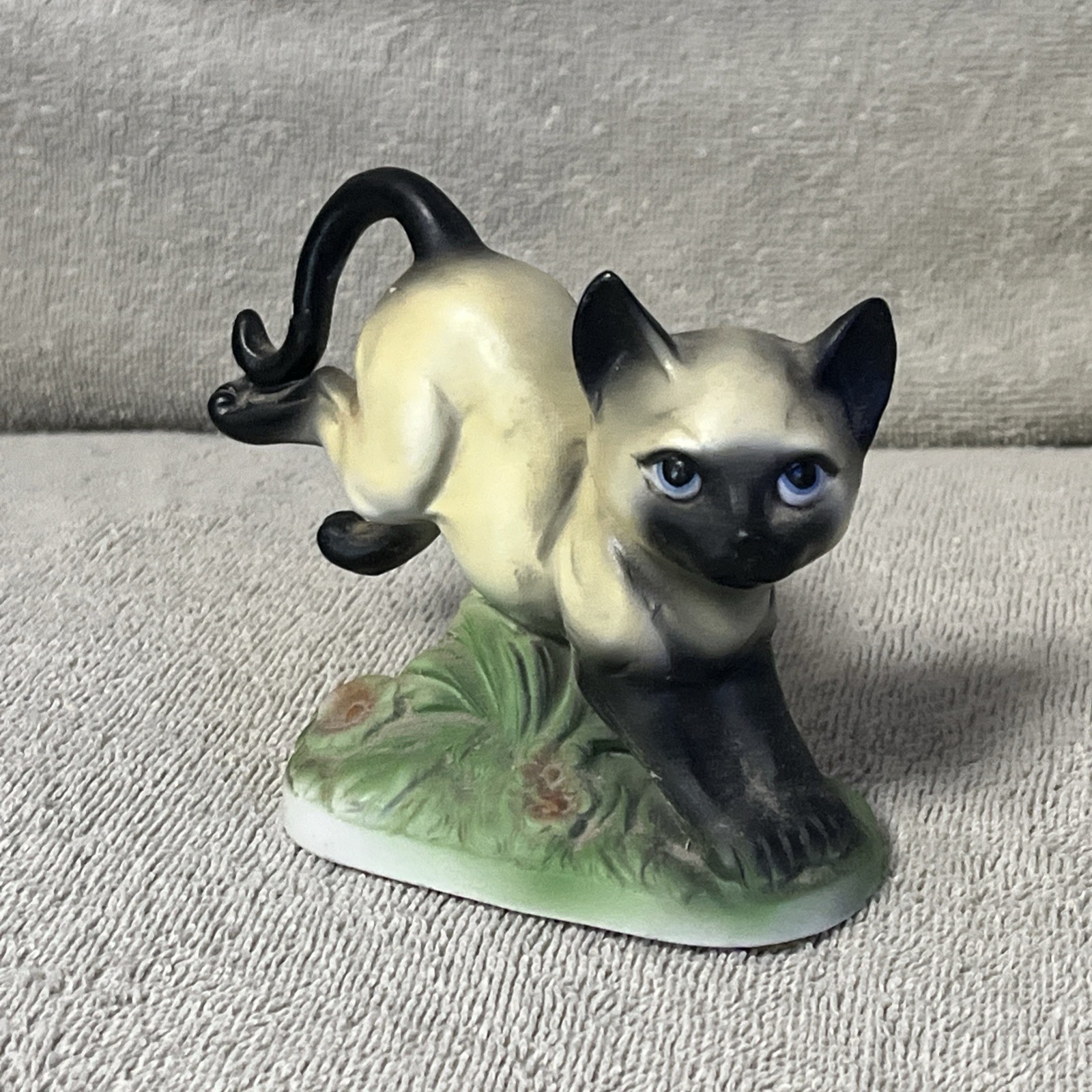 Vintage Playing Siamese Cat Ceramic Figurine #9DA-11.7