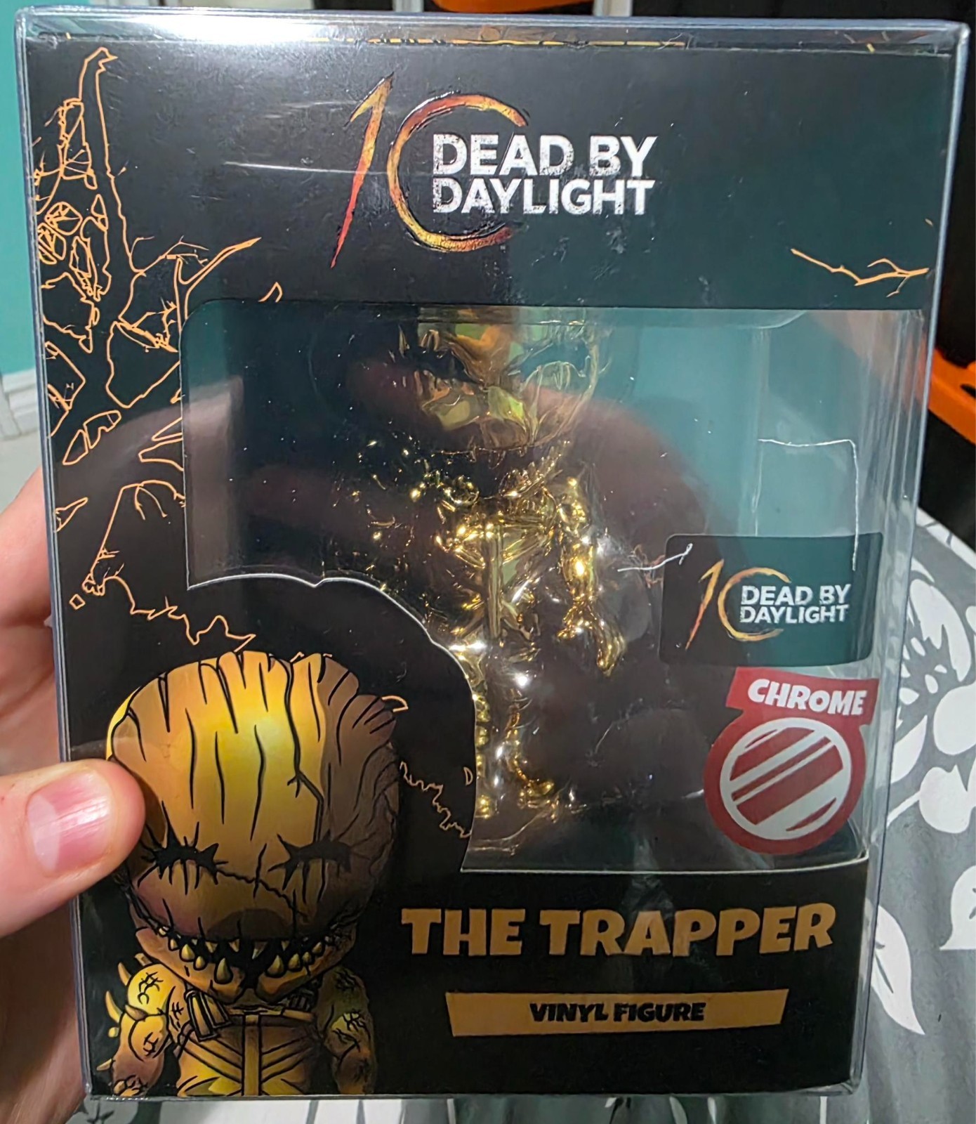 SIGNED DEAD BY DAYLIGHT X YOUTOOZ – 10TH ANNIVERSARY – THE GOLDEN TRAPPER FIGURE