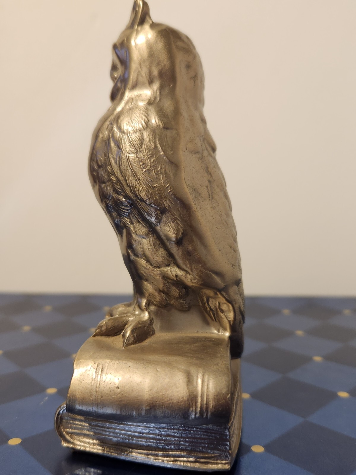 BEAUTIFUL VINTAGE 4.75″ PEWTER OWL FIGURINE OWL SITTING ON SACK OF BOOKS HEAVY
