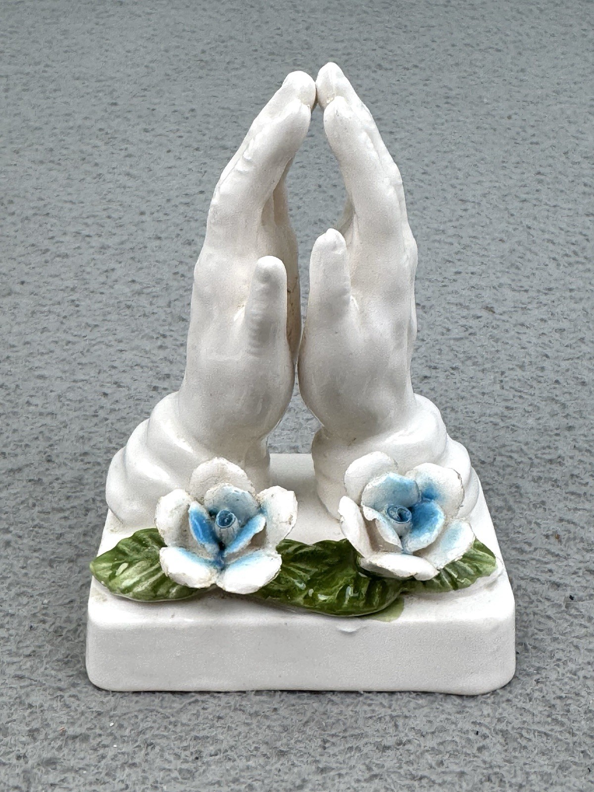 Vintage Praying Hands Figurine Flowers 4.5″ Tall