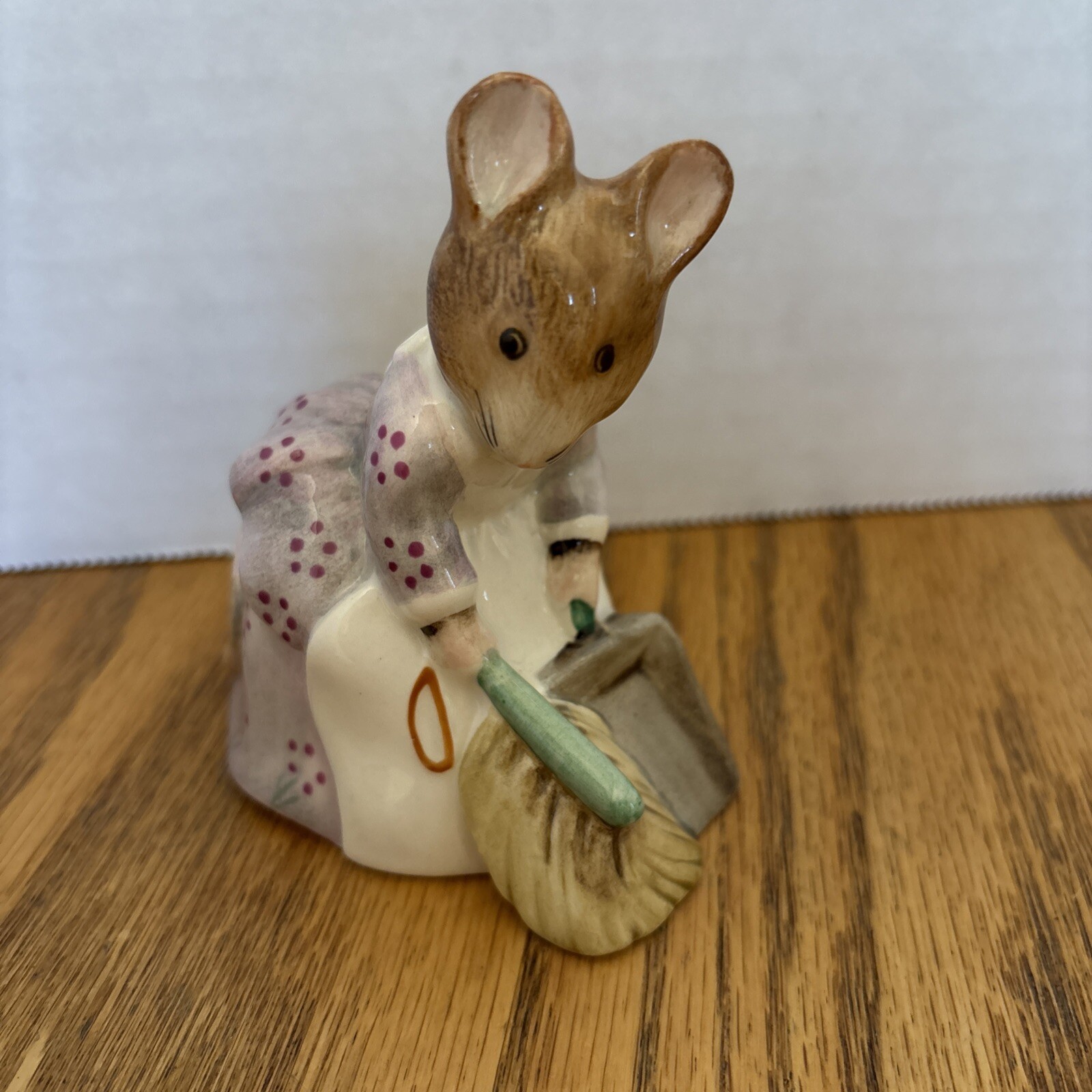 Beatrix Potter HUNCA MUNCA SWEEPING Mouse Figurine 1989 Royal Albert MINT!