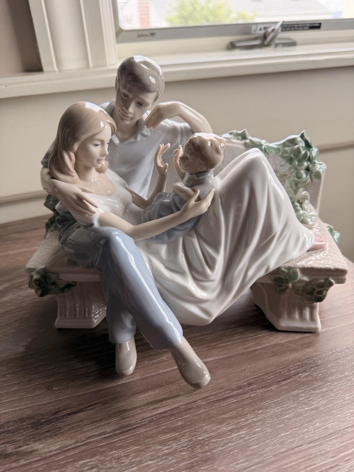 LLADRO “A PRICELESS MOMENT” COUPLE/FAMILY WITH BABY – PORCELAIN FIGURINE #8056