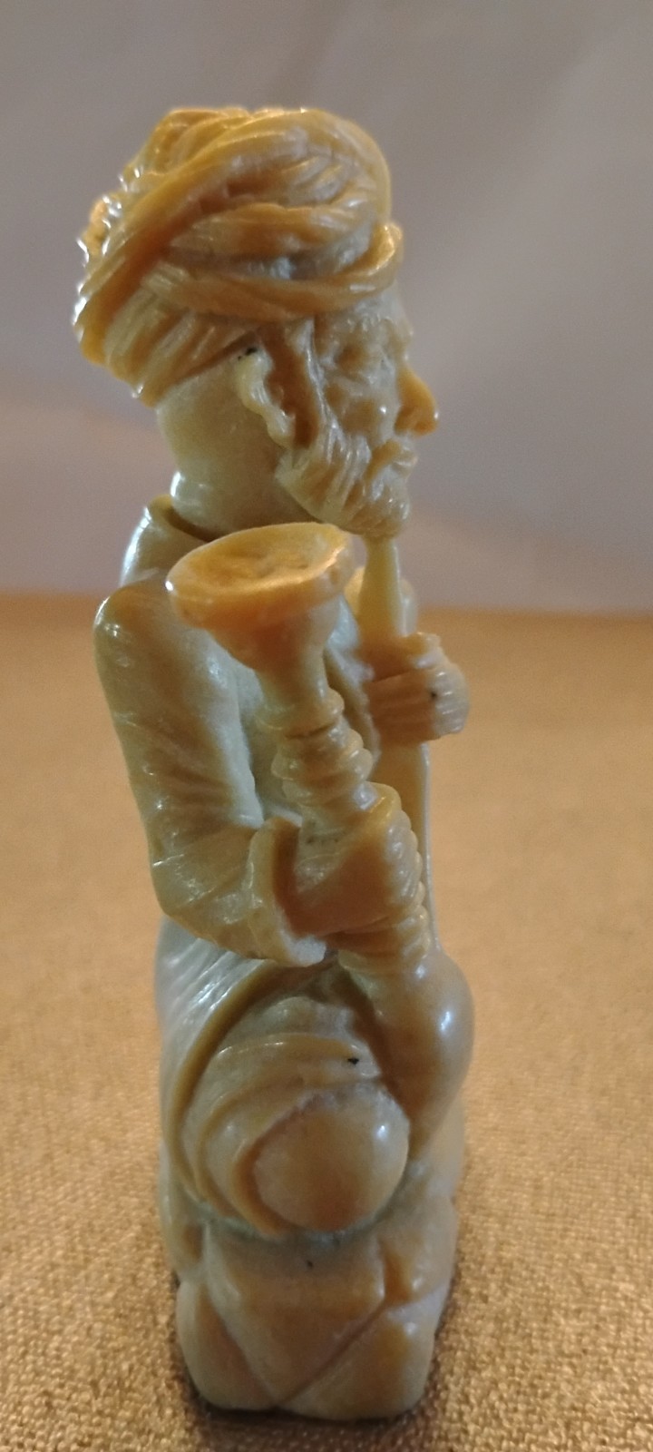 CHARMING ANTIQUE SERPENTINE JADE OLD MAN SMOKING HOOKAH SITTING ON FLOOR 3.75″