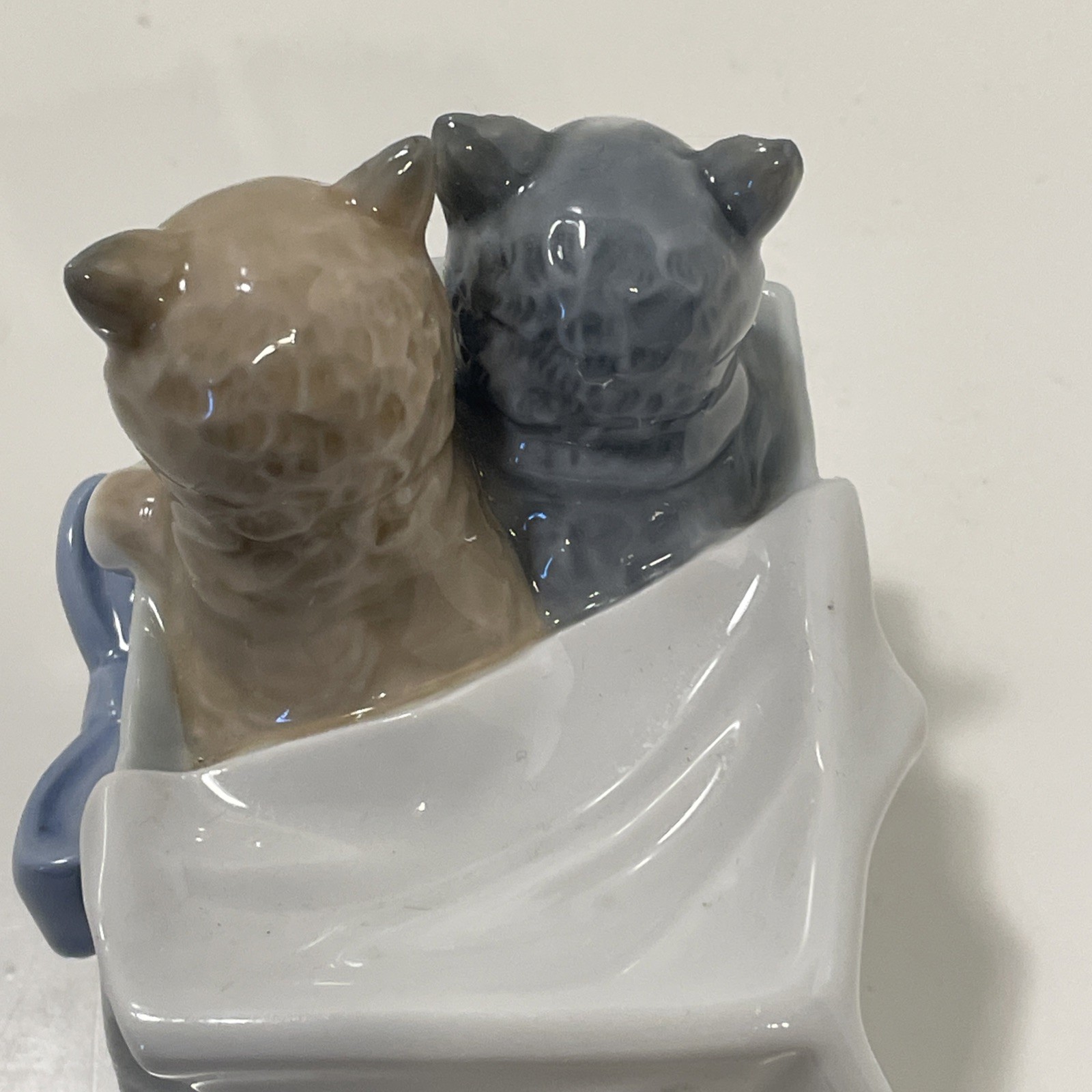 Vintage LLadro Daisa Kittens In A Box Porcelain Figurine 1988 4″x 2 1/4” x 3.5″