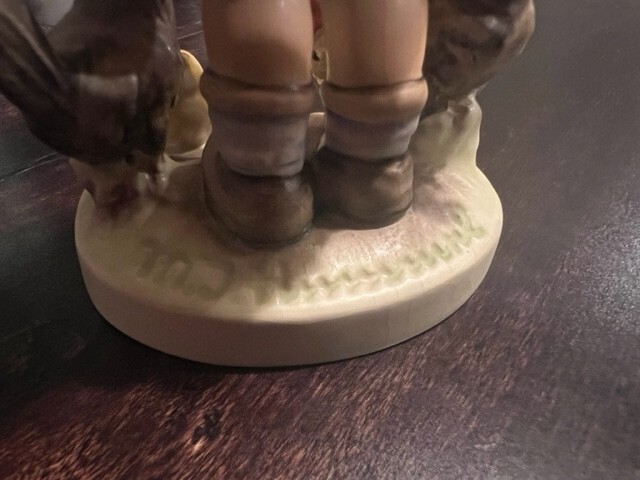 Goebel Hummel “Feeding Time” Figurine #199/0 Girl w Chickens Germany
