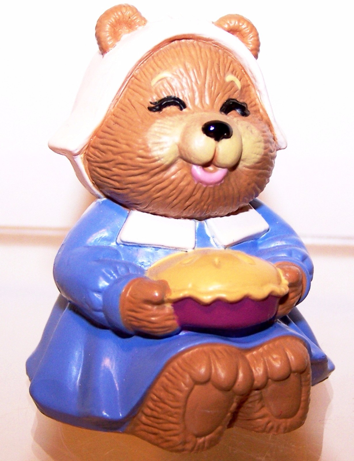 1989 Hallmark Thanksgiving Momma Bear with Pie NEW Merry Miniature QFM1582