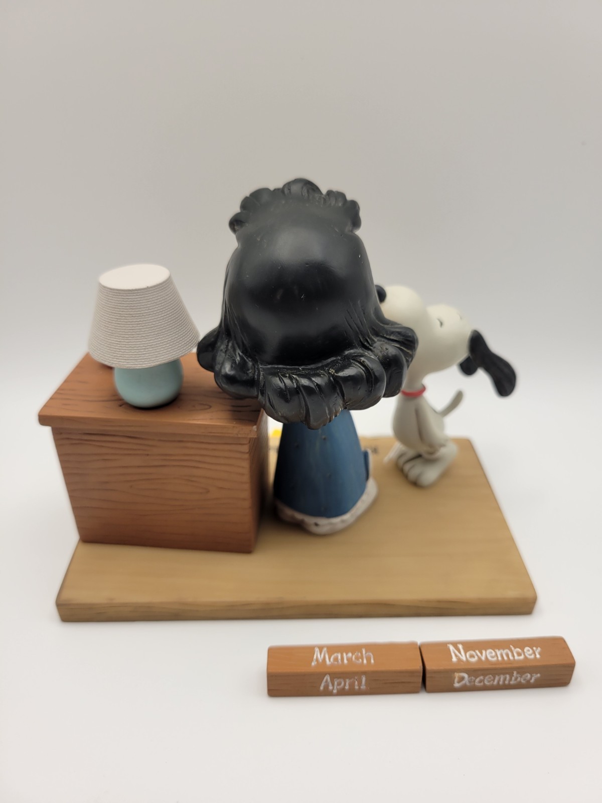 Hallmark Peanuts Gallery Perpetual Calendar Snoopy Kissing Lucy 2013 Figurine