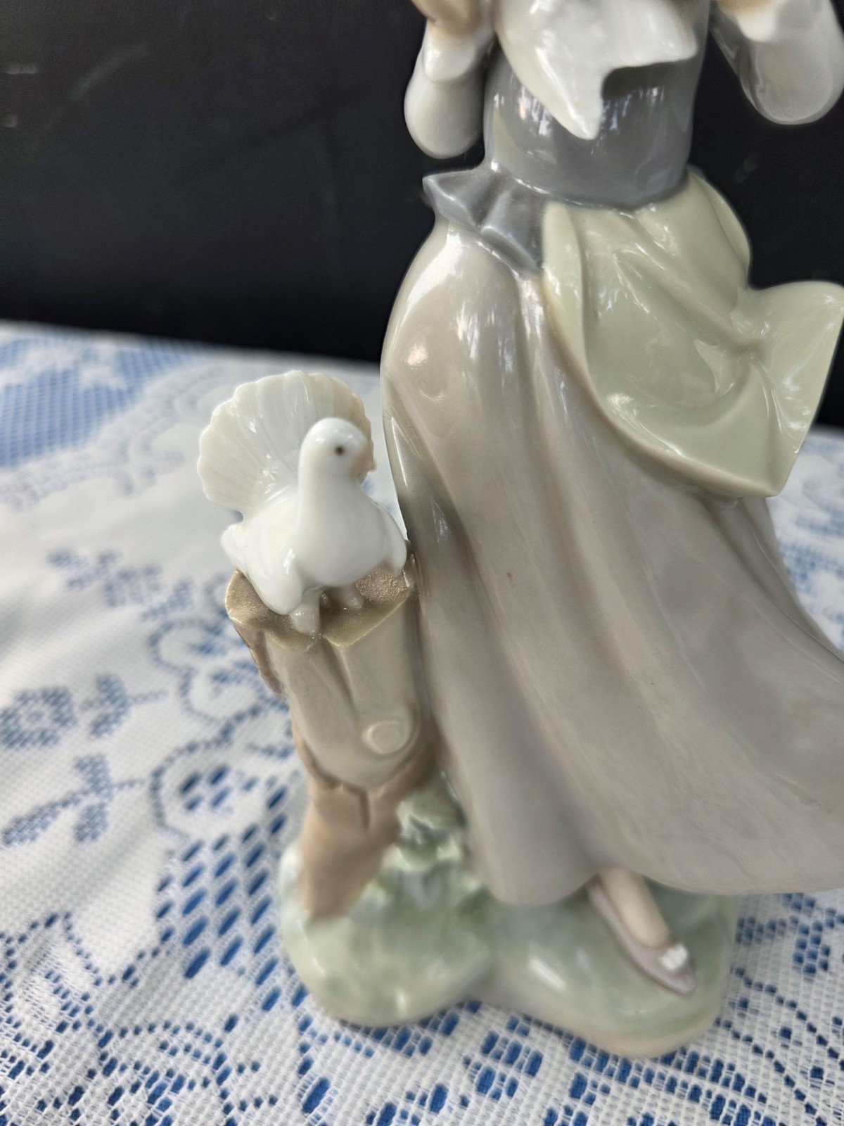 Lladro porcelain figurine titled “Girl with Pigeons” “Girl with Two Doves” #4915