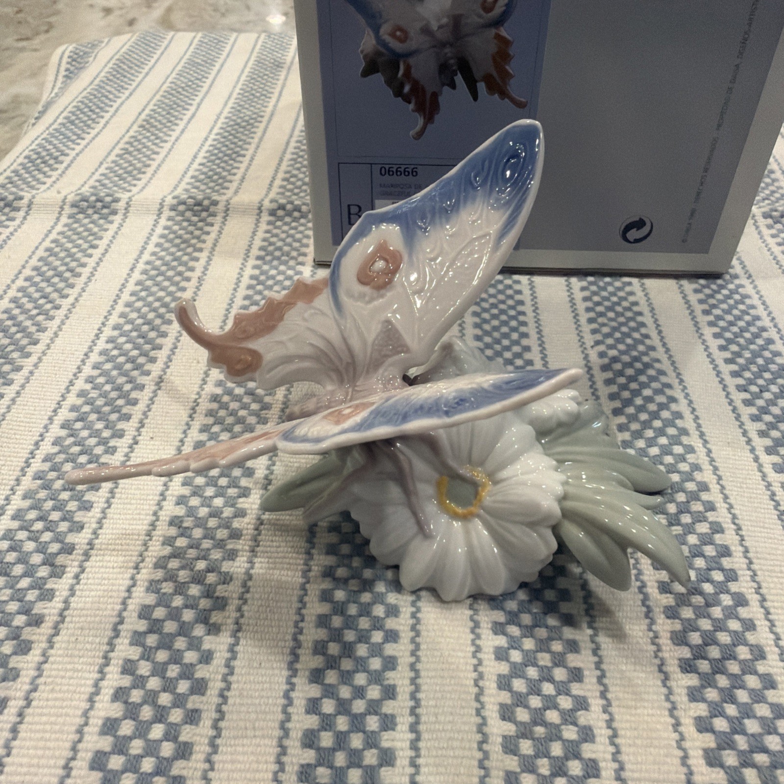 Lladro 6666 Graceful Landing w/ Original Box – Perfect Condition