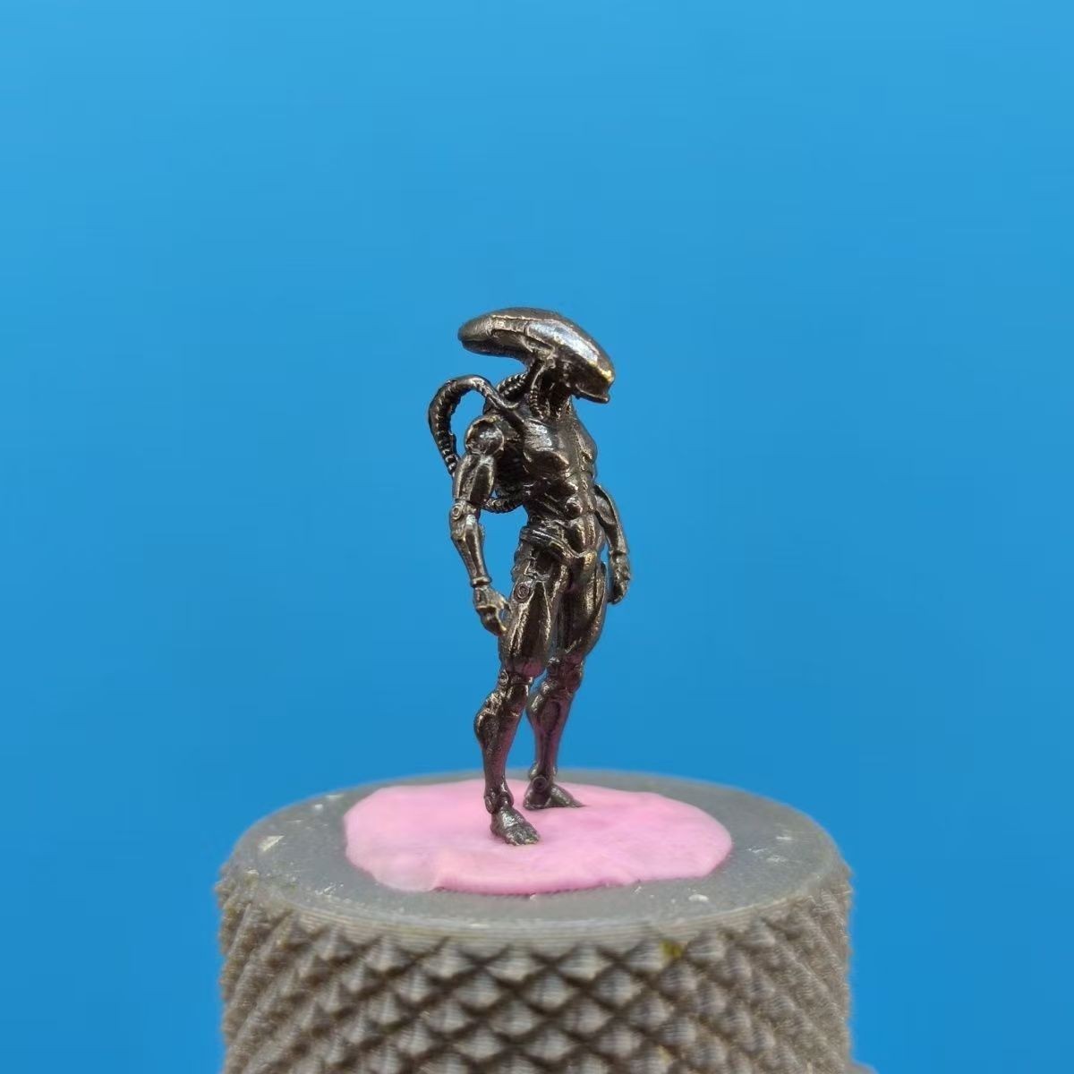 1Pcs Mini Alien Xenomorph Statue – Sci-Fi Monster Figure for Diorama & Display