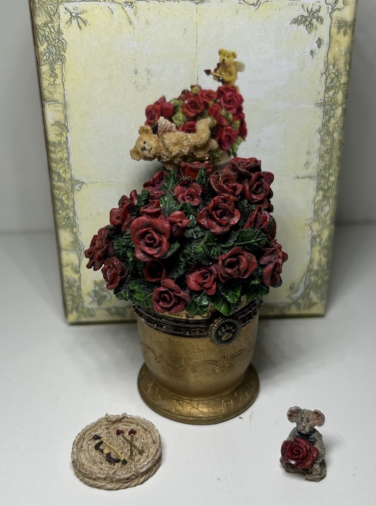 Boyds Bears Treasure Box “Cupid’s Bouquet W/ Petals McNibble” READ