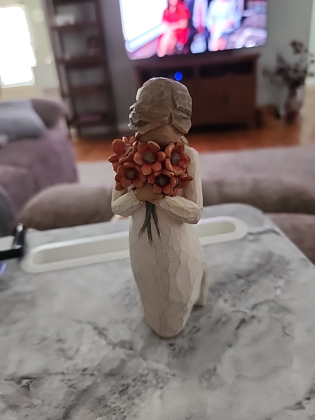 WILLOW TREE ‘SURROUNDED BY LOVE’ FIGURINE 2009 SUSAN LORDI Red Flowers Demdaco