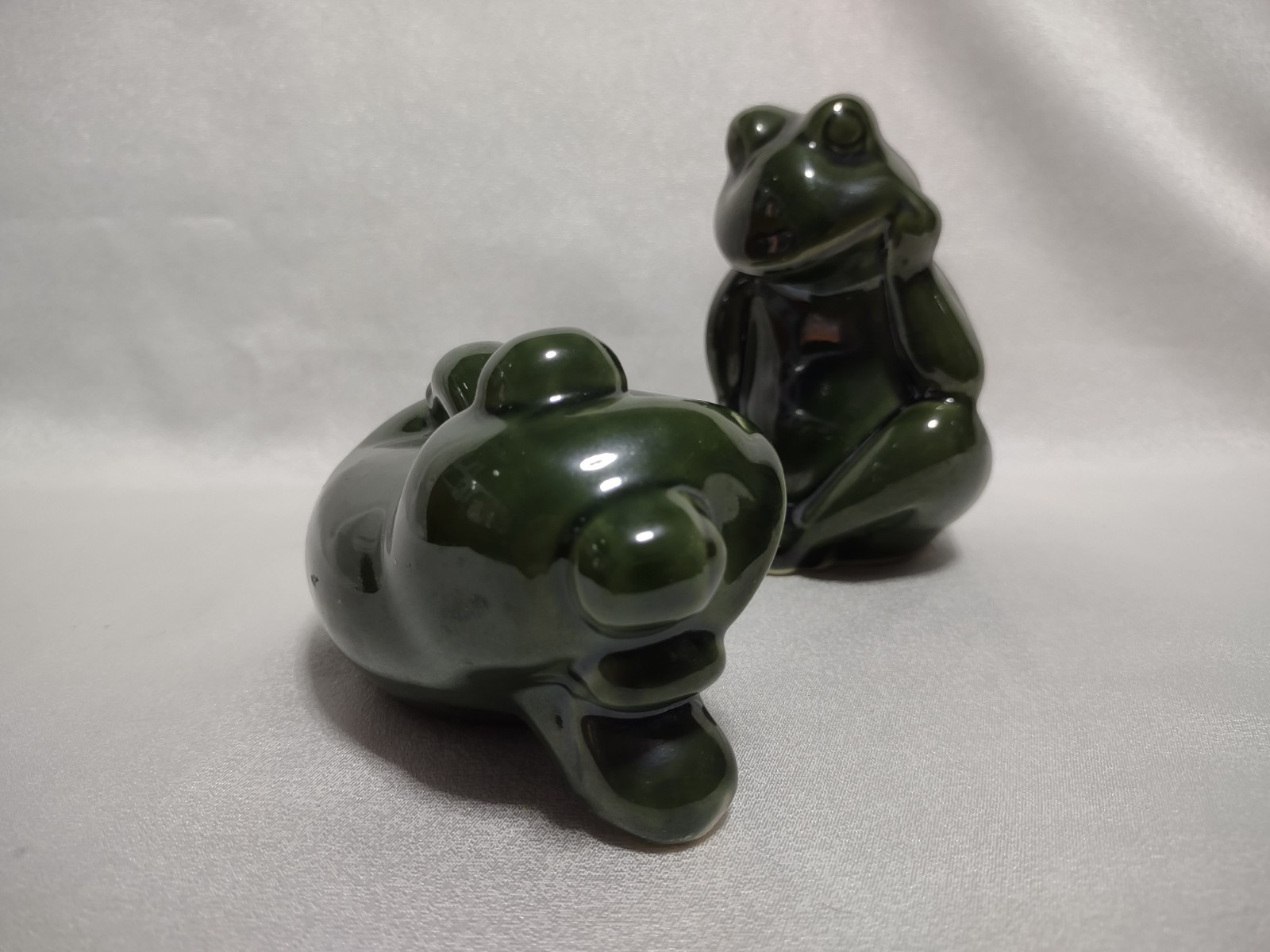2 Green Frogs Relaxing Ceramic Decoration Figurines Vintage Brazil