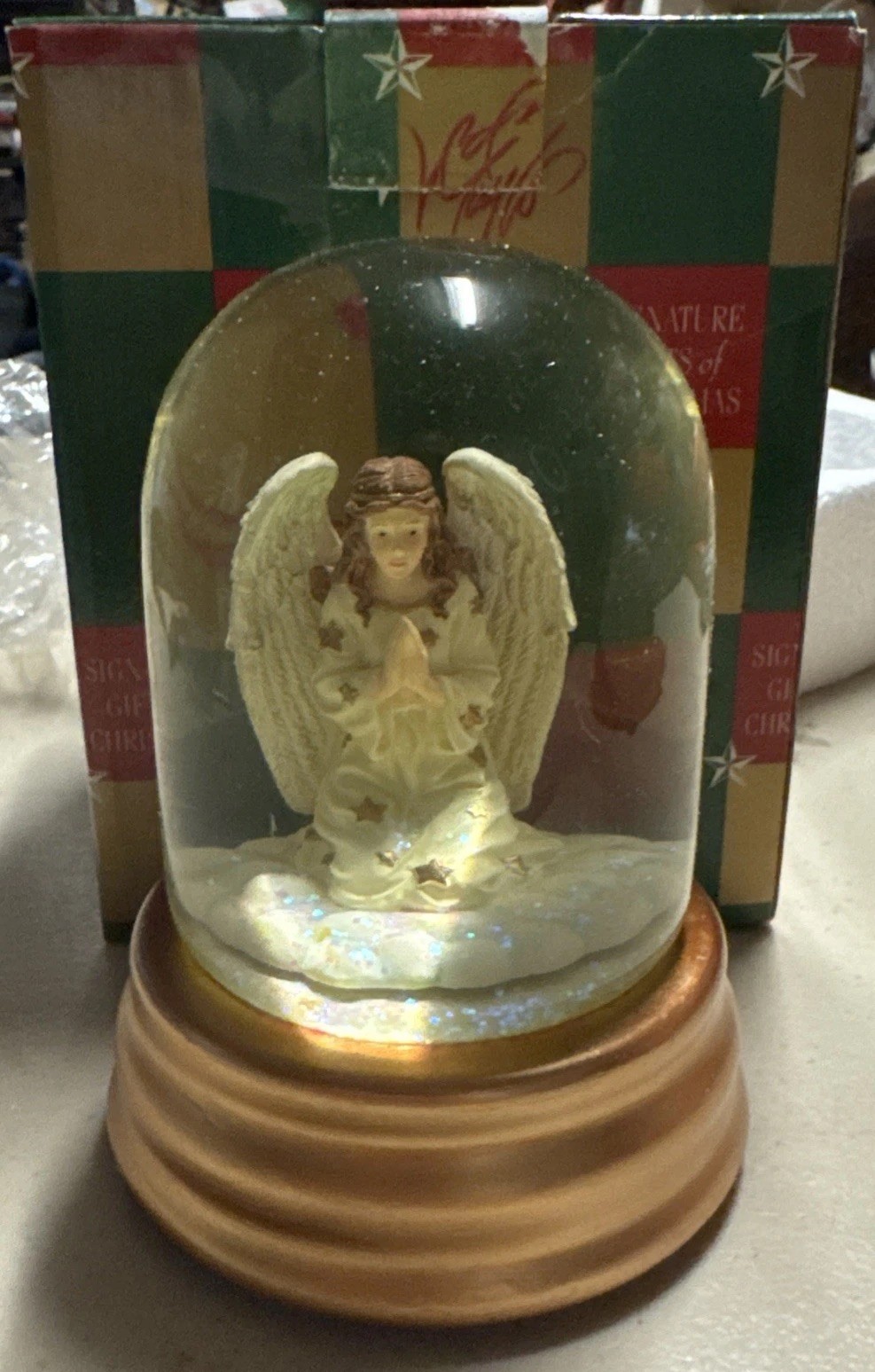 Angel Statue: Praying Angel Globe Music Box. Untested.