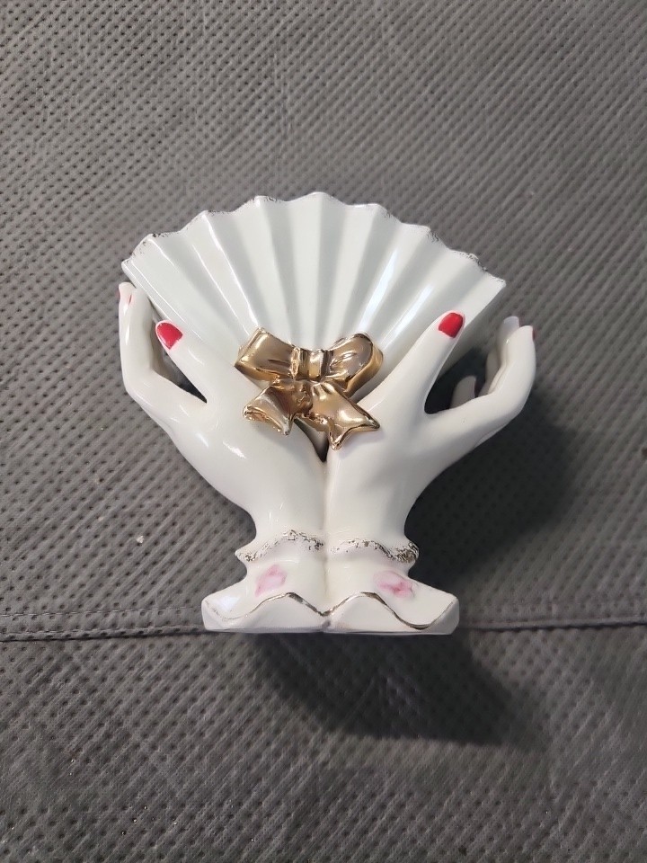 Ucago lady hands holding a van vase