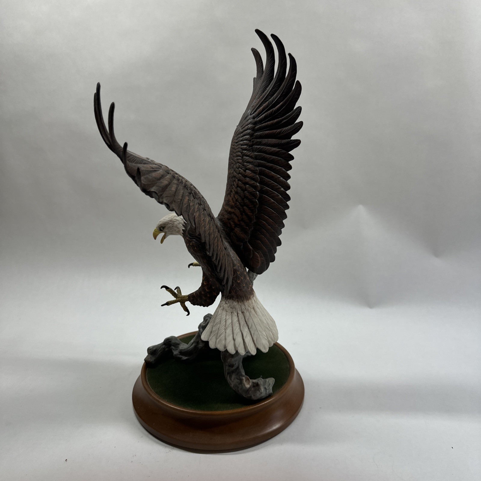 Franklin Mint American Majesty Bald Eagle Porcelain Figurine Van Ruyckevelt 1987