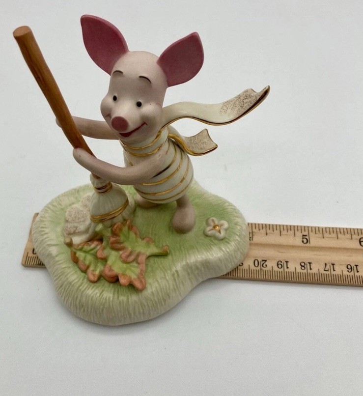 Lenox Walt Disney Showcase Piglet’s Clean Sweep Figurine Winnie The Pooh NEW COA