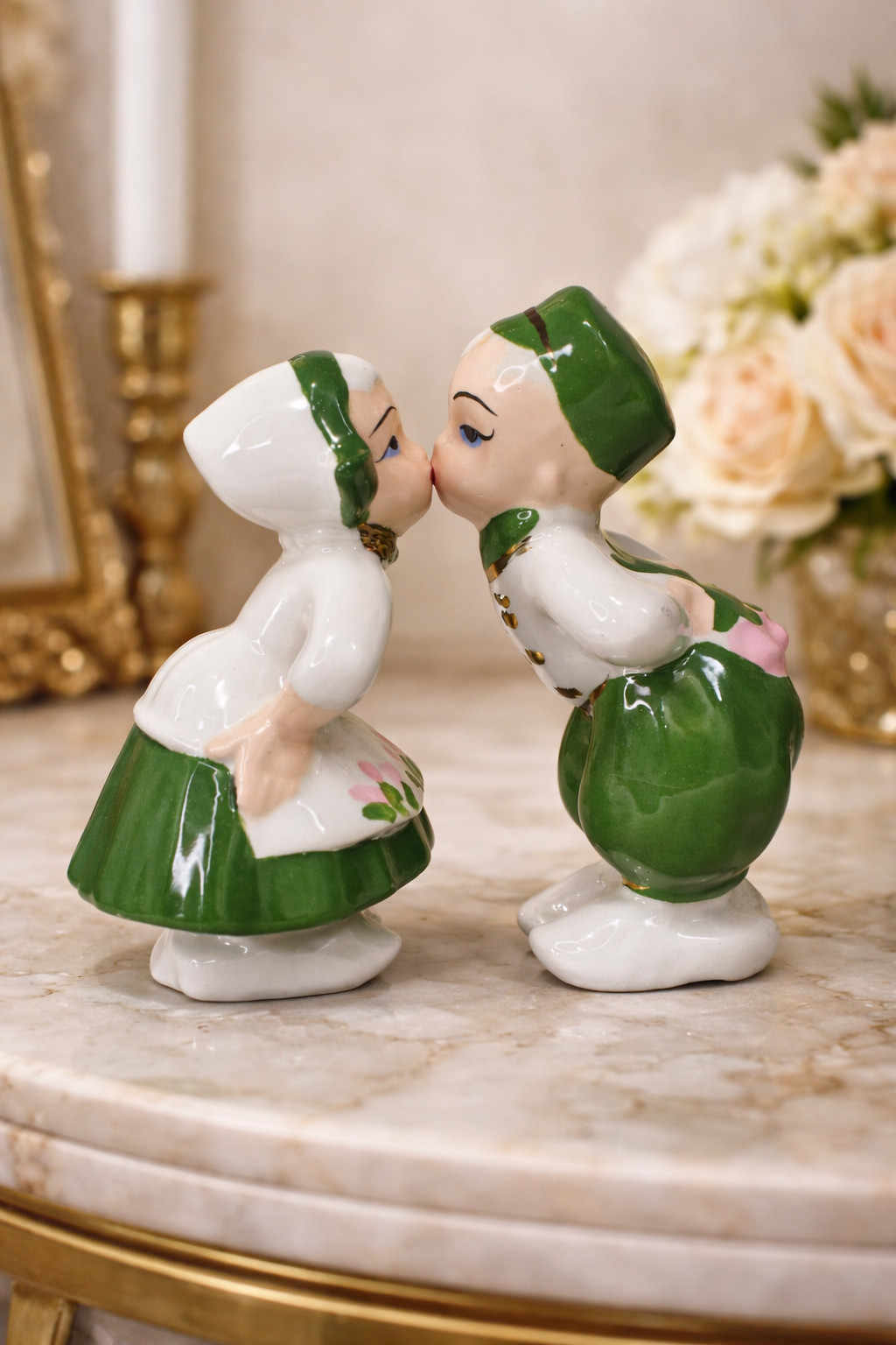 VTG Ceramic Dutch Couple Kissing Figurines Green White Japan Set 2