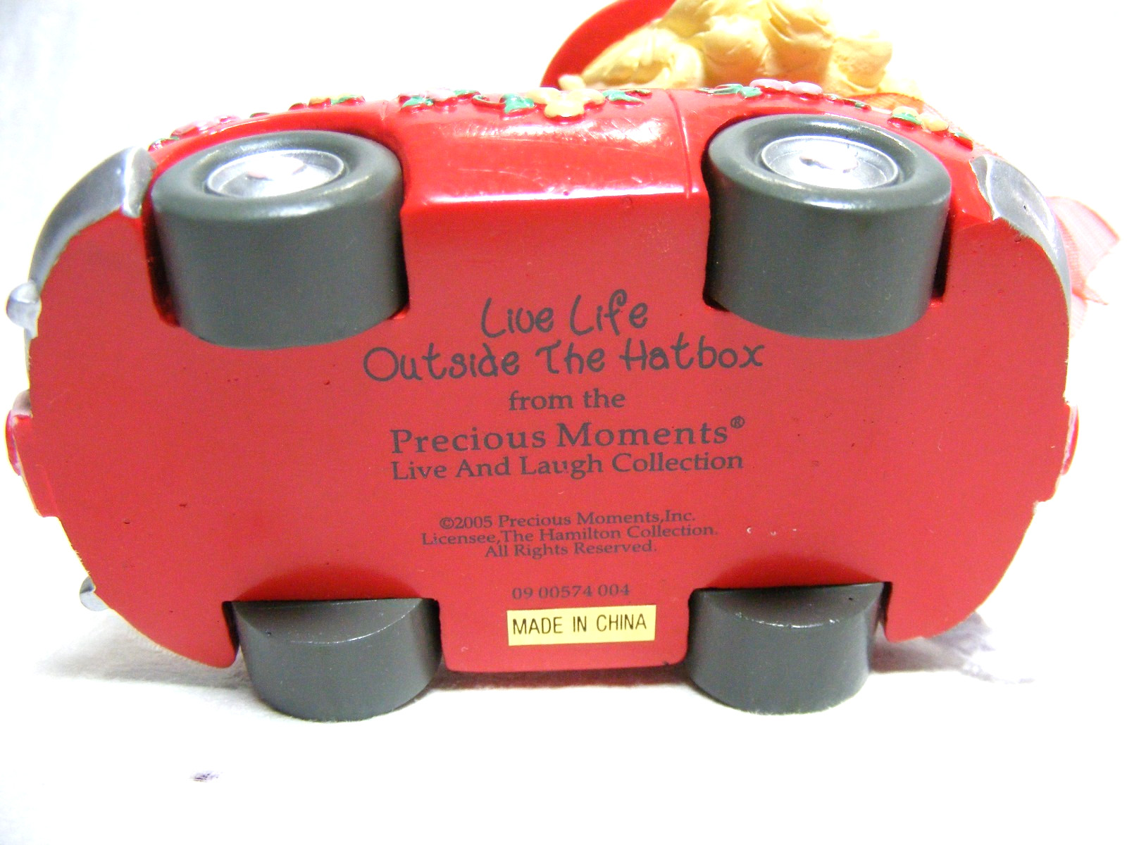 2005 Precious Moments Figurine No. 09-00574-004 Live Life Outside The Hatbox L-2