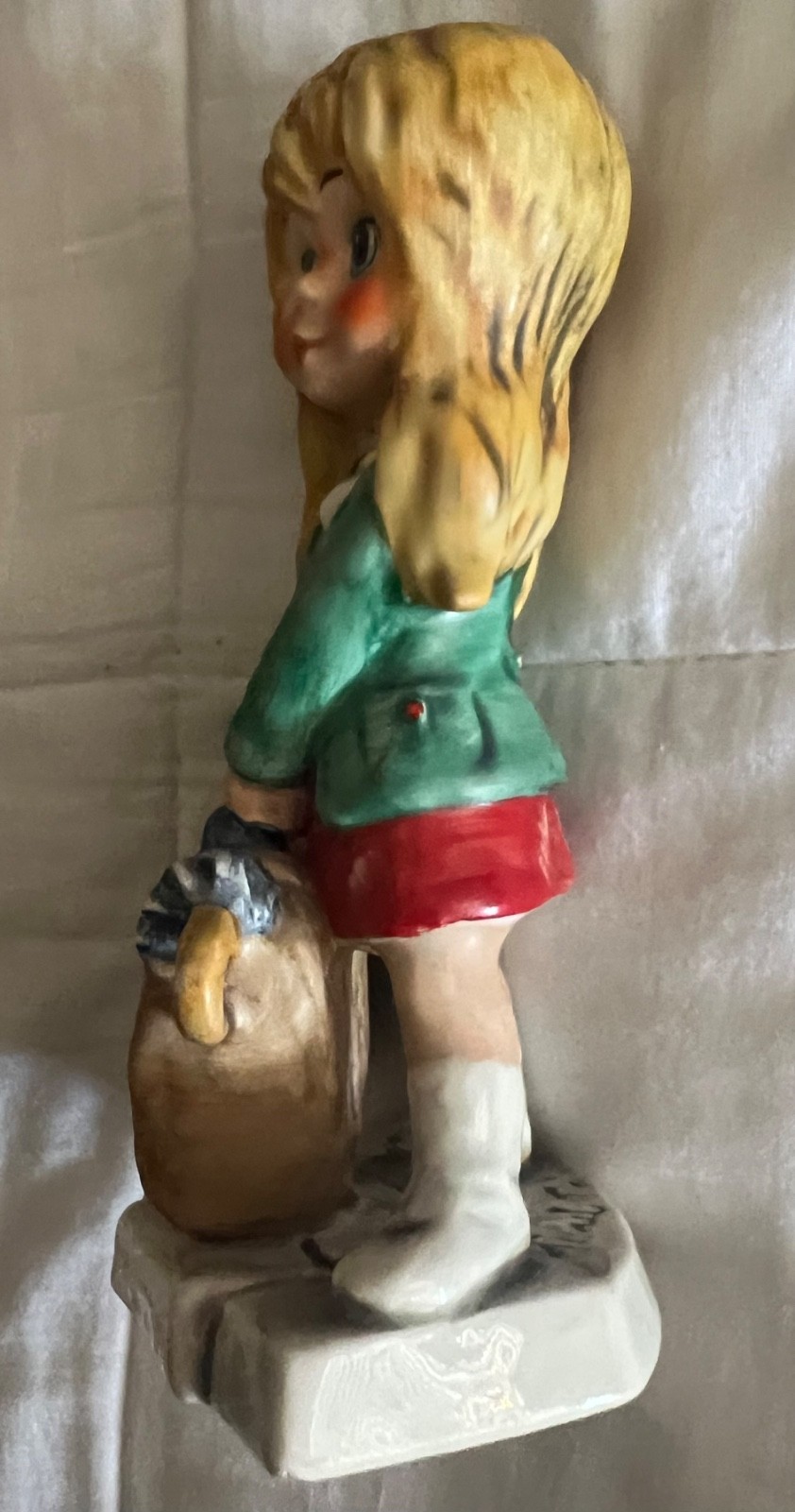 Goebel Little Girl Traveler Figurine Made West Germany 5 3/4″ 1977 by Michel T