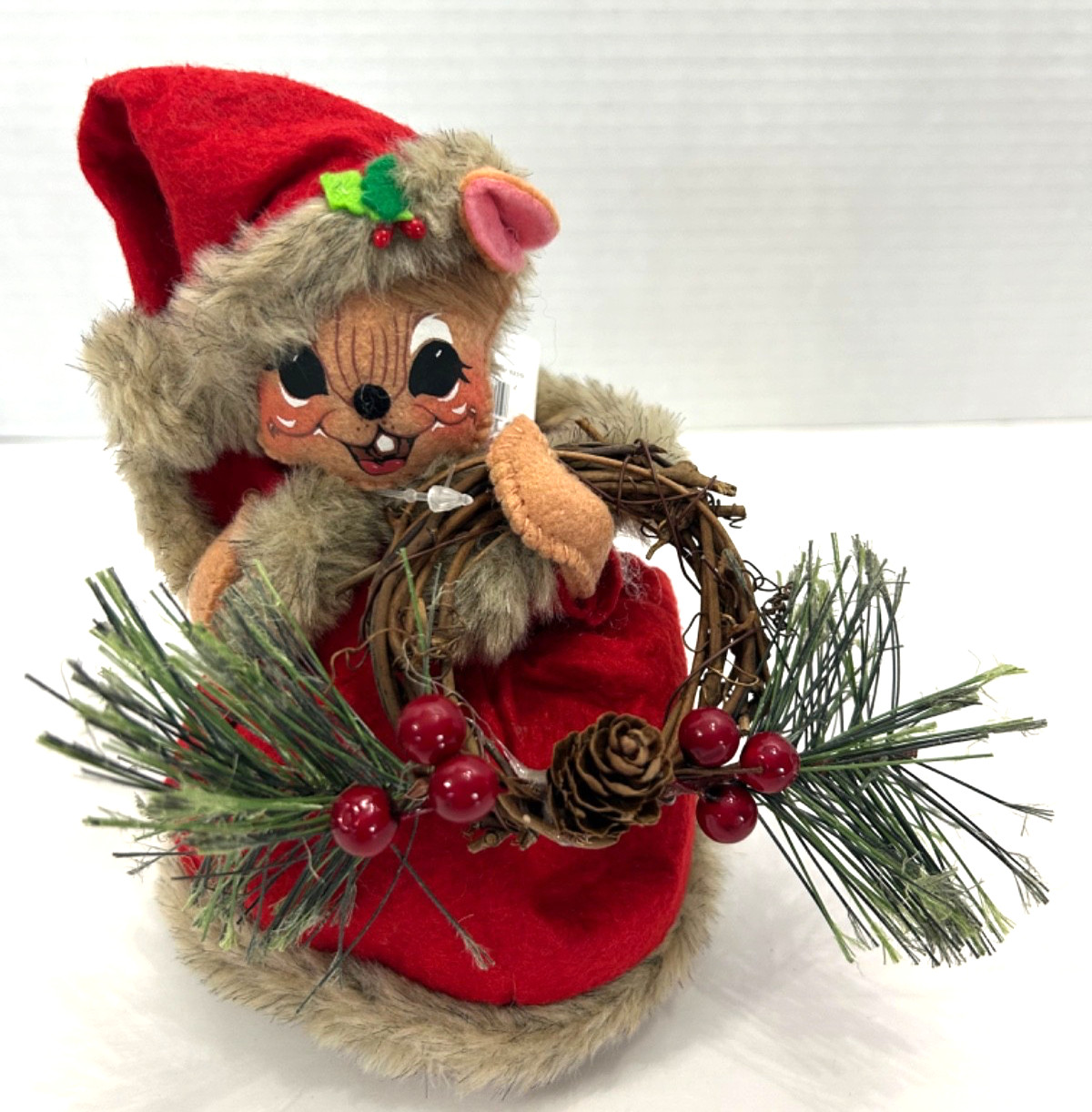 Annalee Girl mouse Carring a Christmas Wreath – 6×6 inches NWT