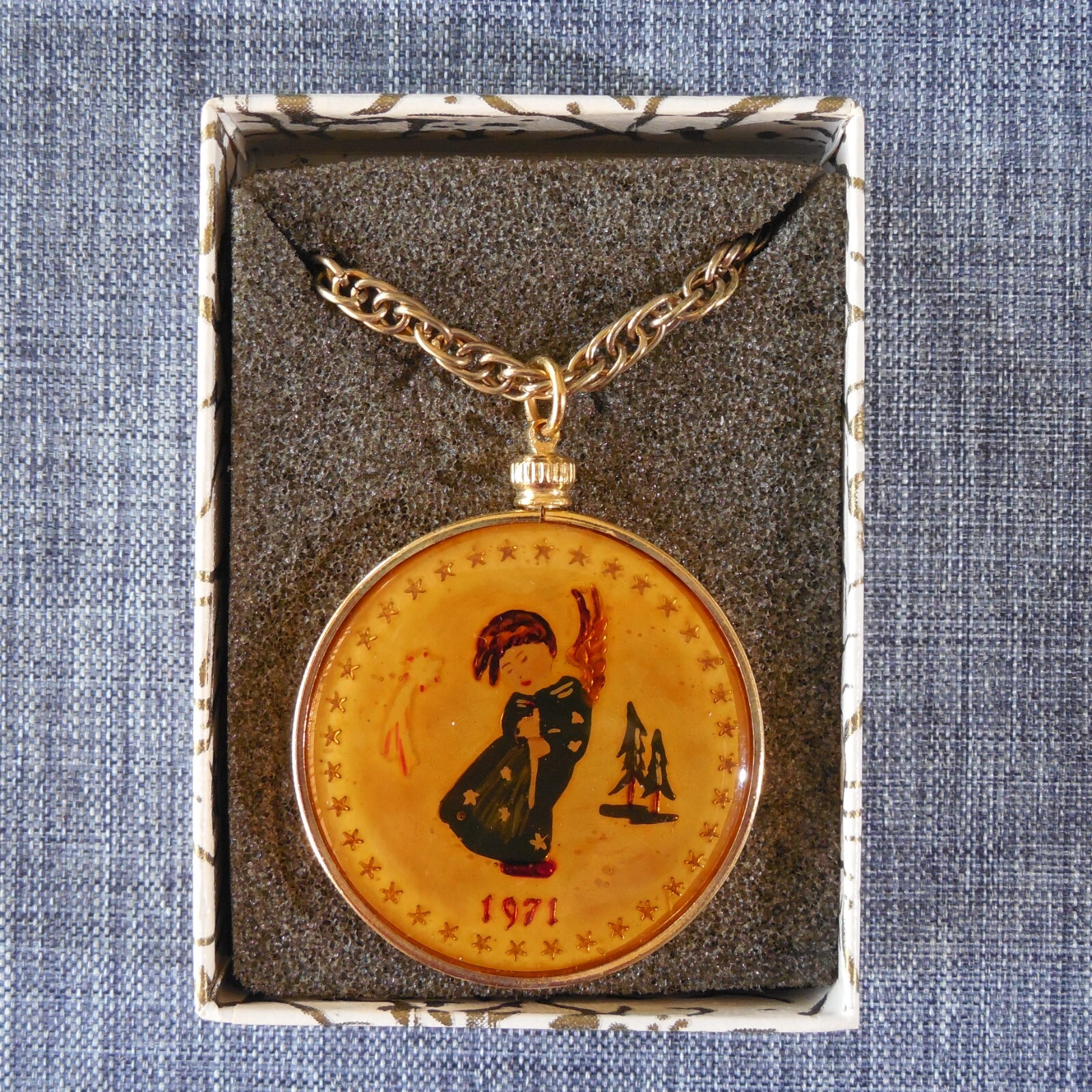 Vintage 1971 Goebel Hummel Heavenly Angel Plate Design Commemorative Necklace