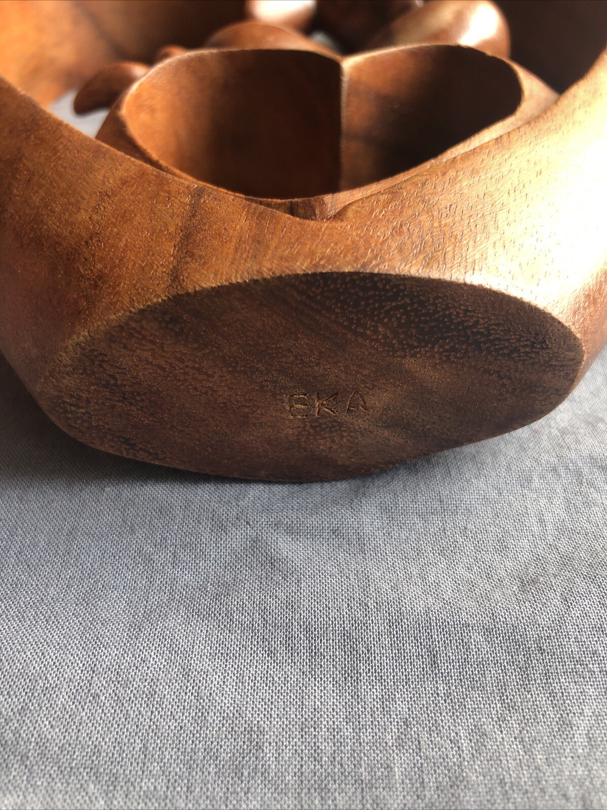 EKA Wood Heart with Couple Kissing Sculpture 8″