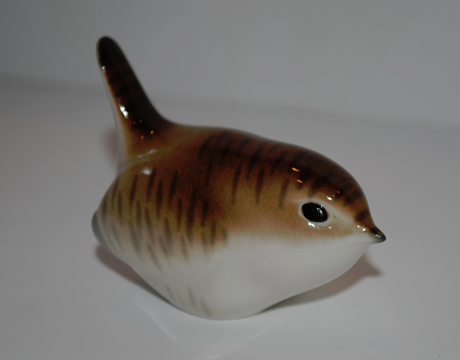 Lomonosov PORCELAIN Figurine BIRD WREN looking down.Hand Painted@