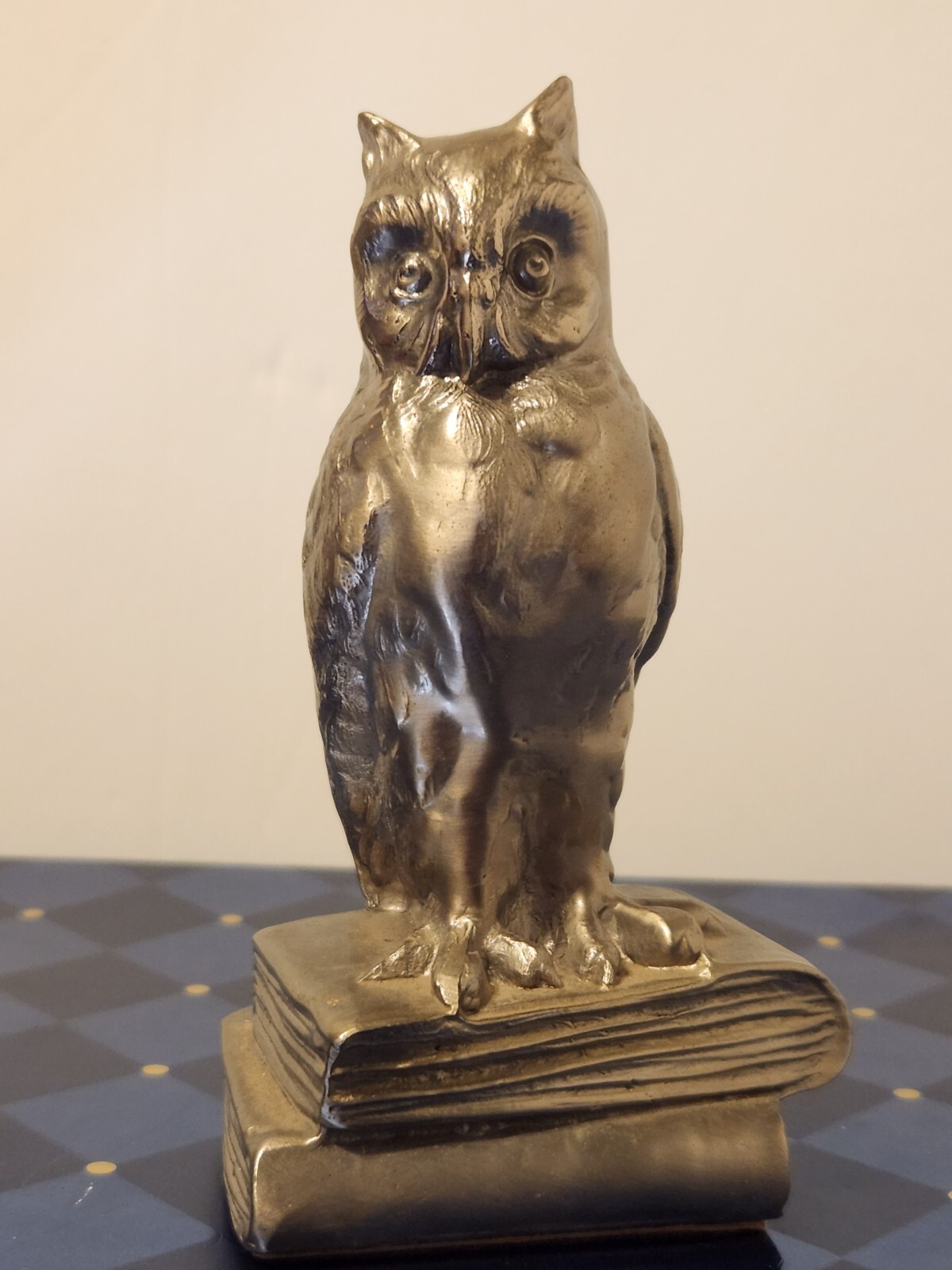 BEAUTIFUL VINTAGE 4.75″ PEWTER OWL FIGURINE OWL SITTING ON SACK OF BOOKS HEAVY