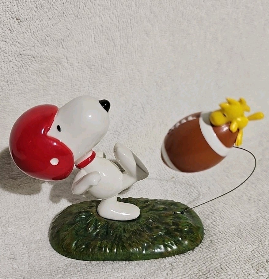 Department 56 Peanuts Snoopy & Woodstock “Block That Kick”
