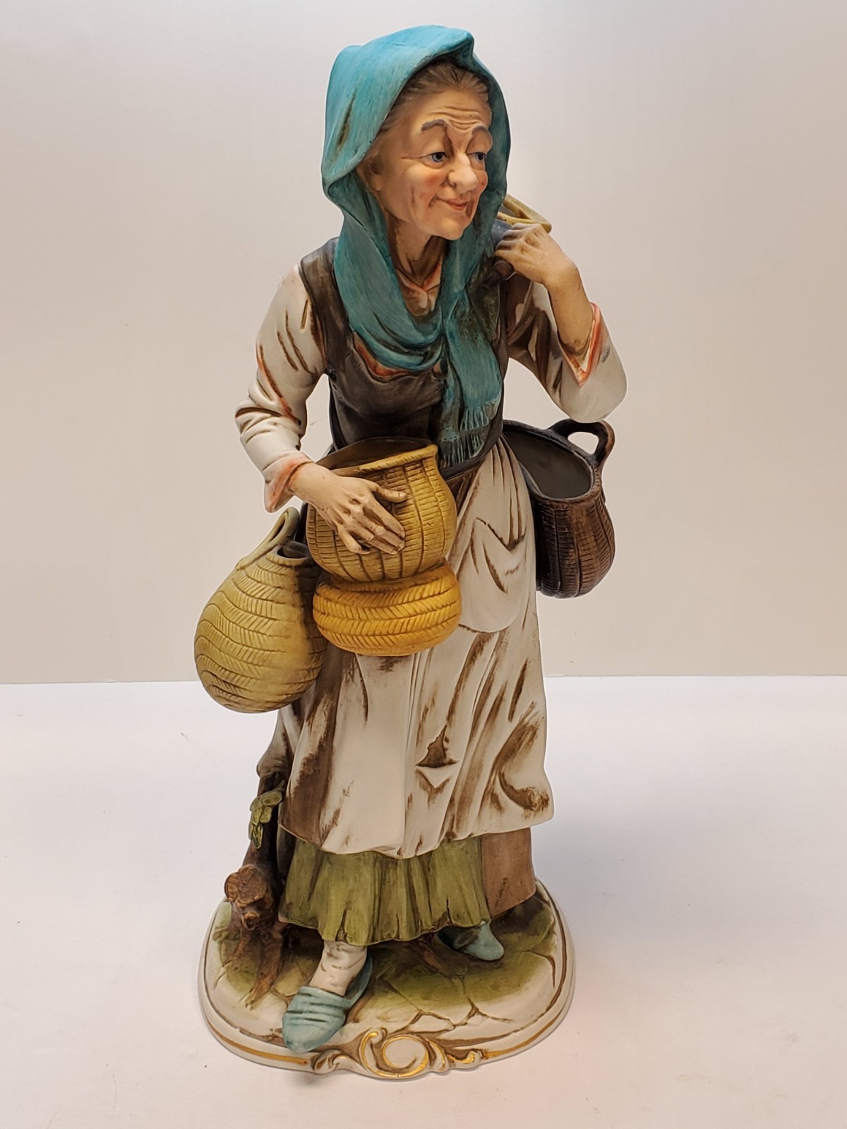 Royal Meridan Lady Carrying Baskets Handgemalt Exclusive Design Figurine