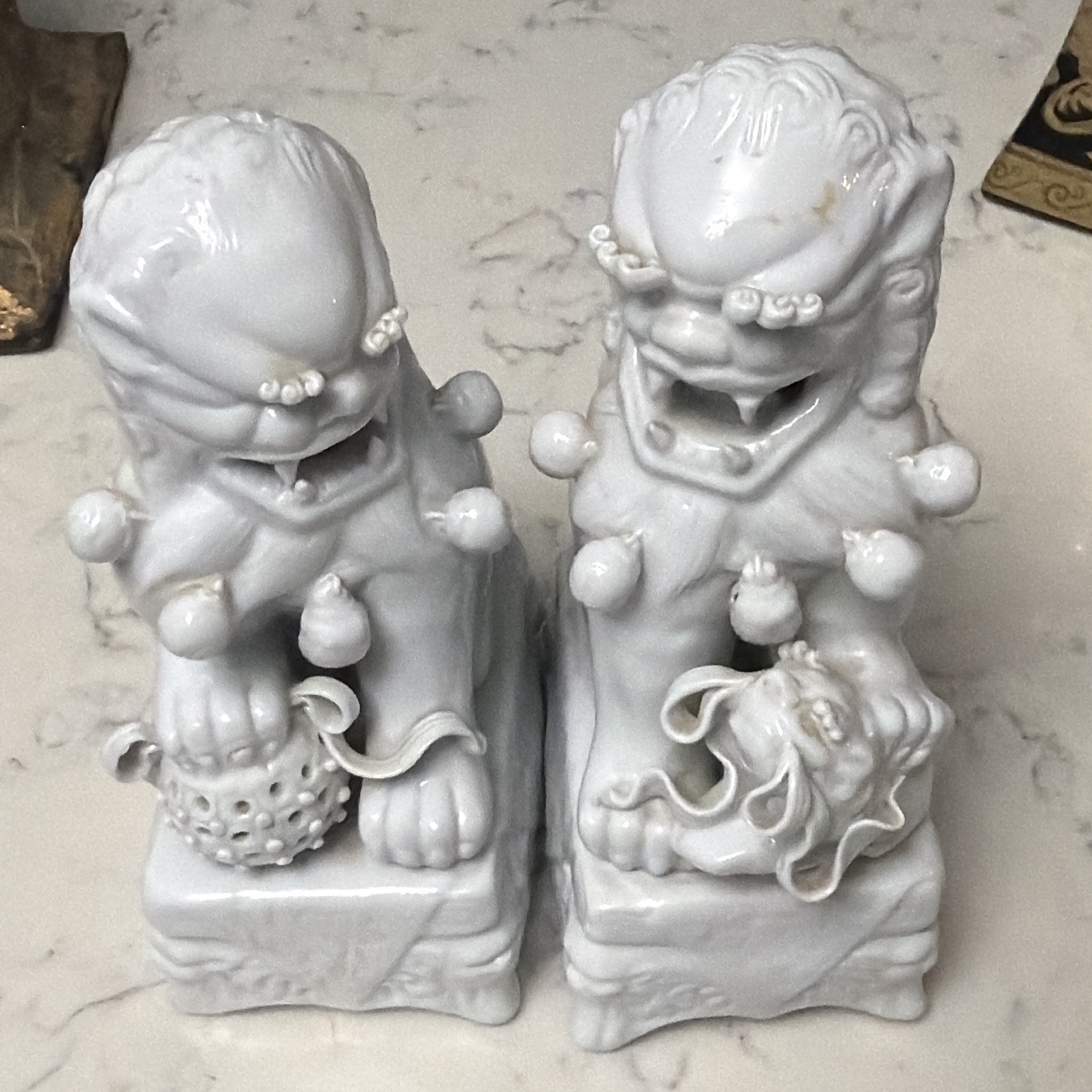 Pair White Glossy Ceramic Foo Dog Guardian Lion Figurines, 3D Effect