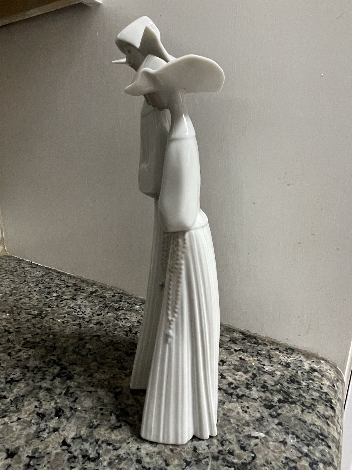 LLADRO #4611 Two Nuns in White – 13” Fulgencio Garcia 1970-2017 – EXCELLENT
