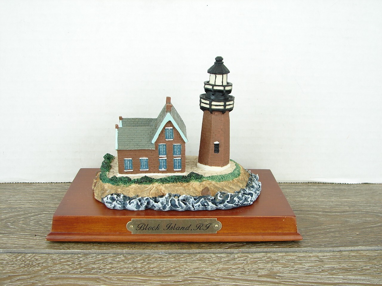 BLOCK ISLAND RHODE ISLAND LIGHTHOUSE Ceramic Resin Wood Base Figurine