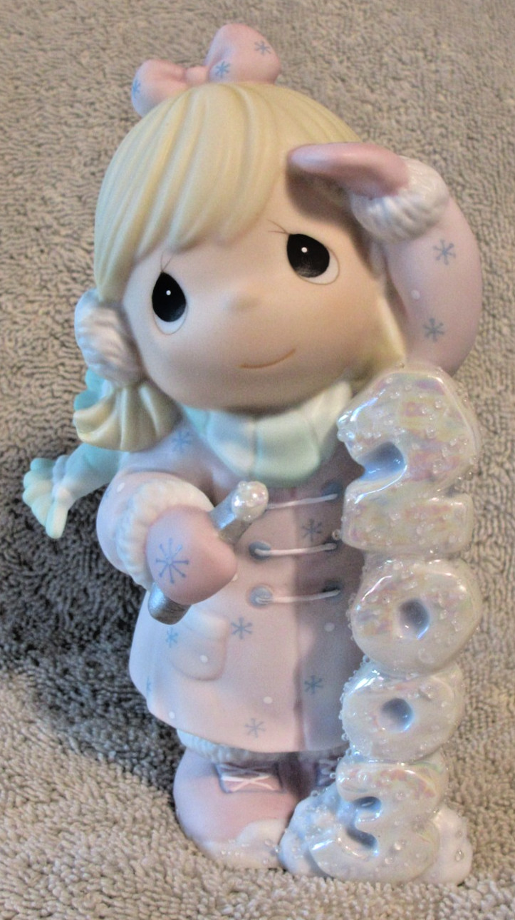 Precious Moments Figurine Icy Good Times Ahead 2003 #112839 NIB Free Shipping