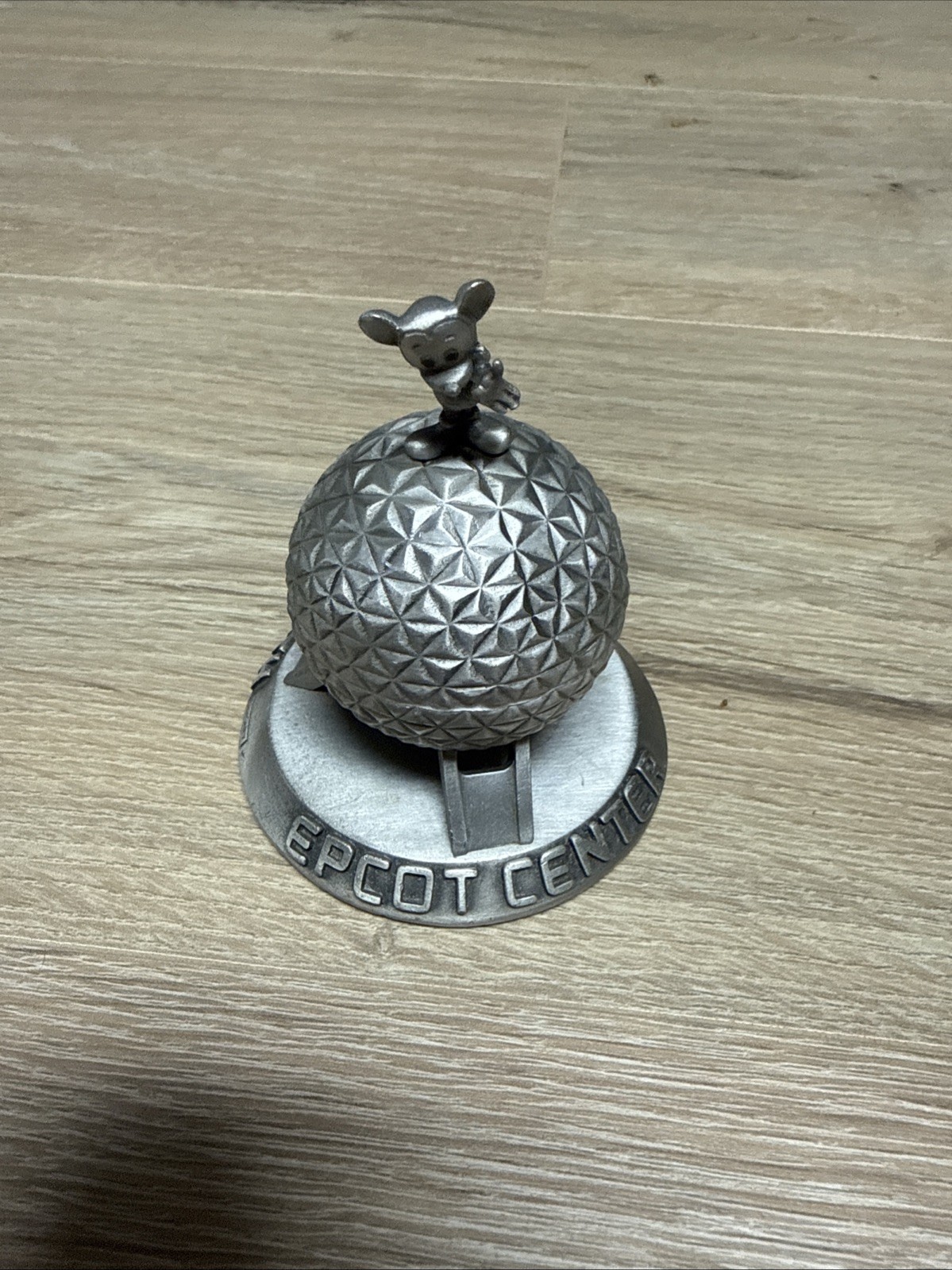 Walt DISNEY MICKEY Mouse EPCOT Center – Spaceship Earth Souvenir PEWTER Figurine