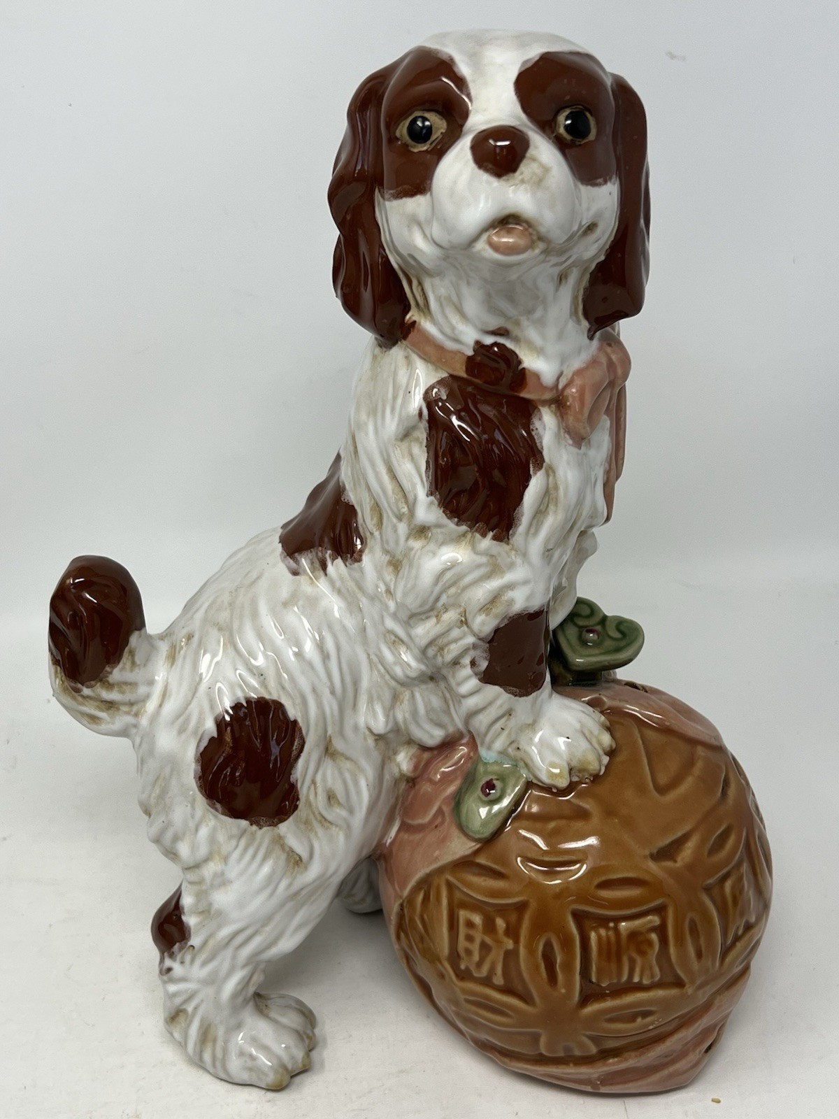 Vintage Staffordshire Porcelain Pottery Springer Spaniel Dog With Ball Yarn