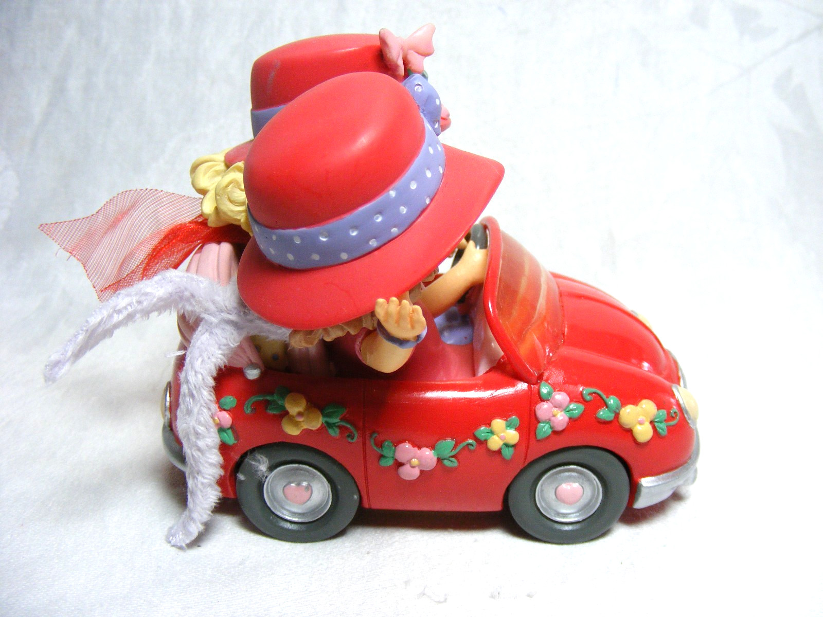 2005 Precious Moments Figurine No. 09-00574-004 Live Life Outside The Hatbox L-2