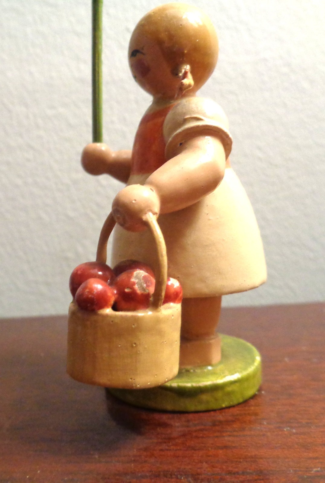3″ VINTAGE WENDT & KUHN “GIRL WITH AUTUMN TWIG” – CIRCA 1930.